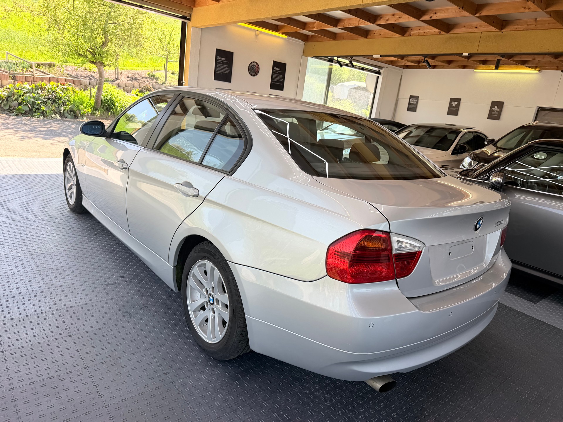 BMW 320i-image-5