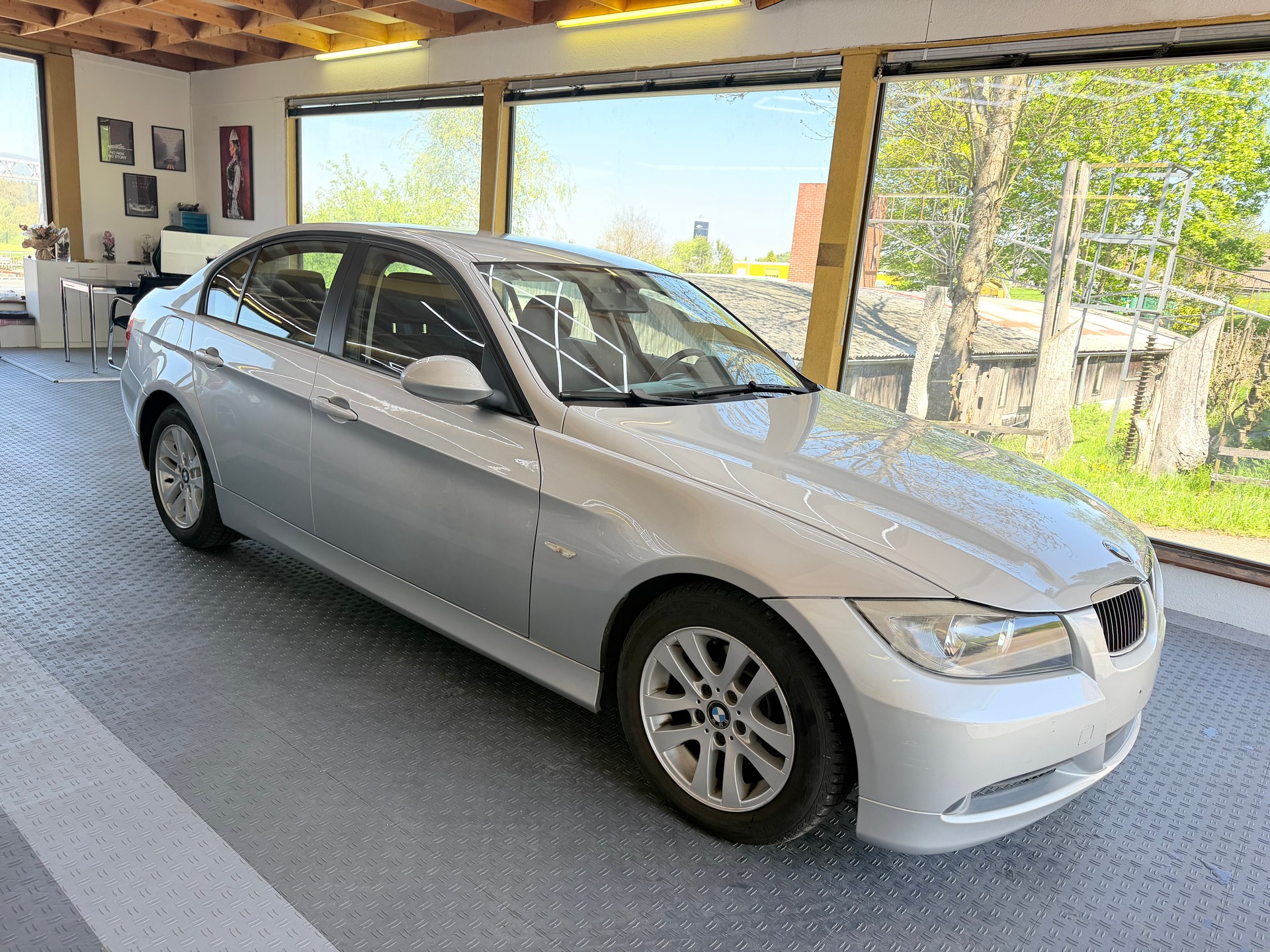 BMW 320i-image-2