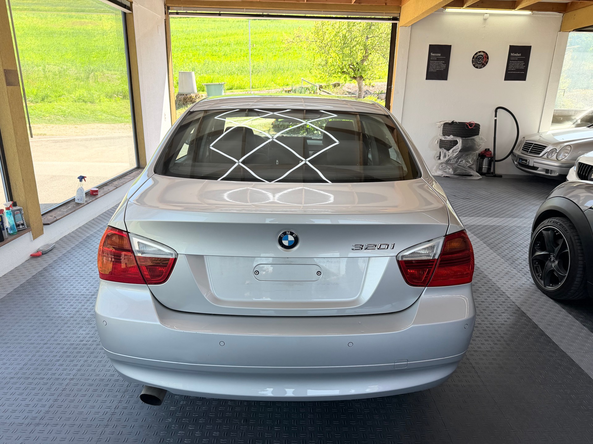 BMW 320i-image-4