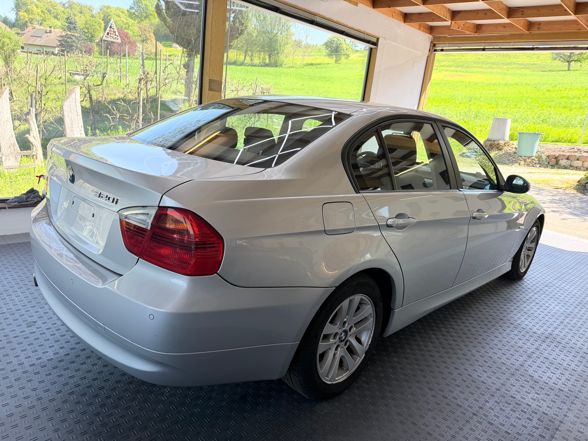 BMW 320i-image-3