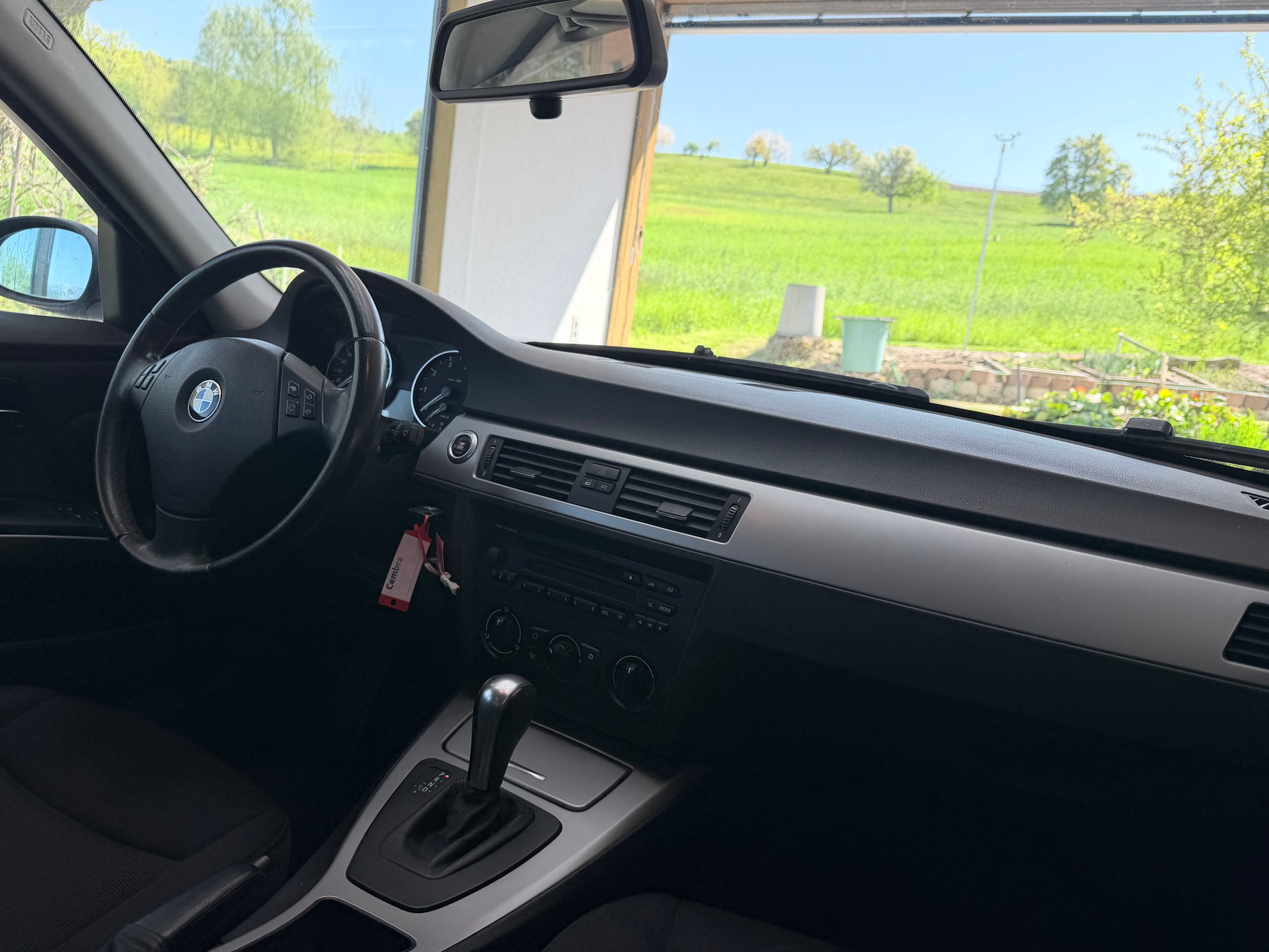 BMW 320i-image-7