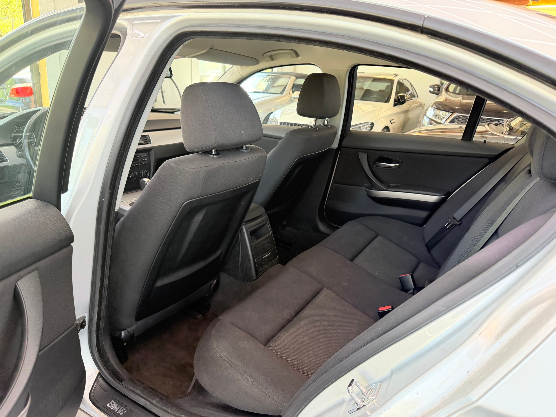 BMW 320i-image-8