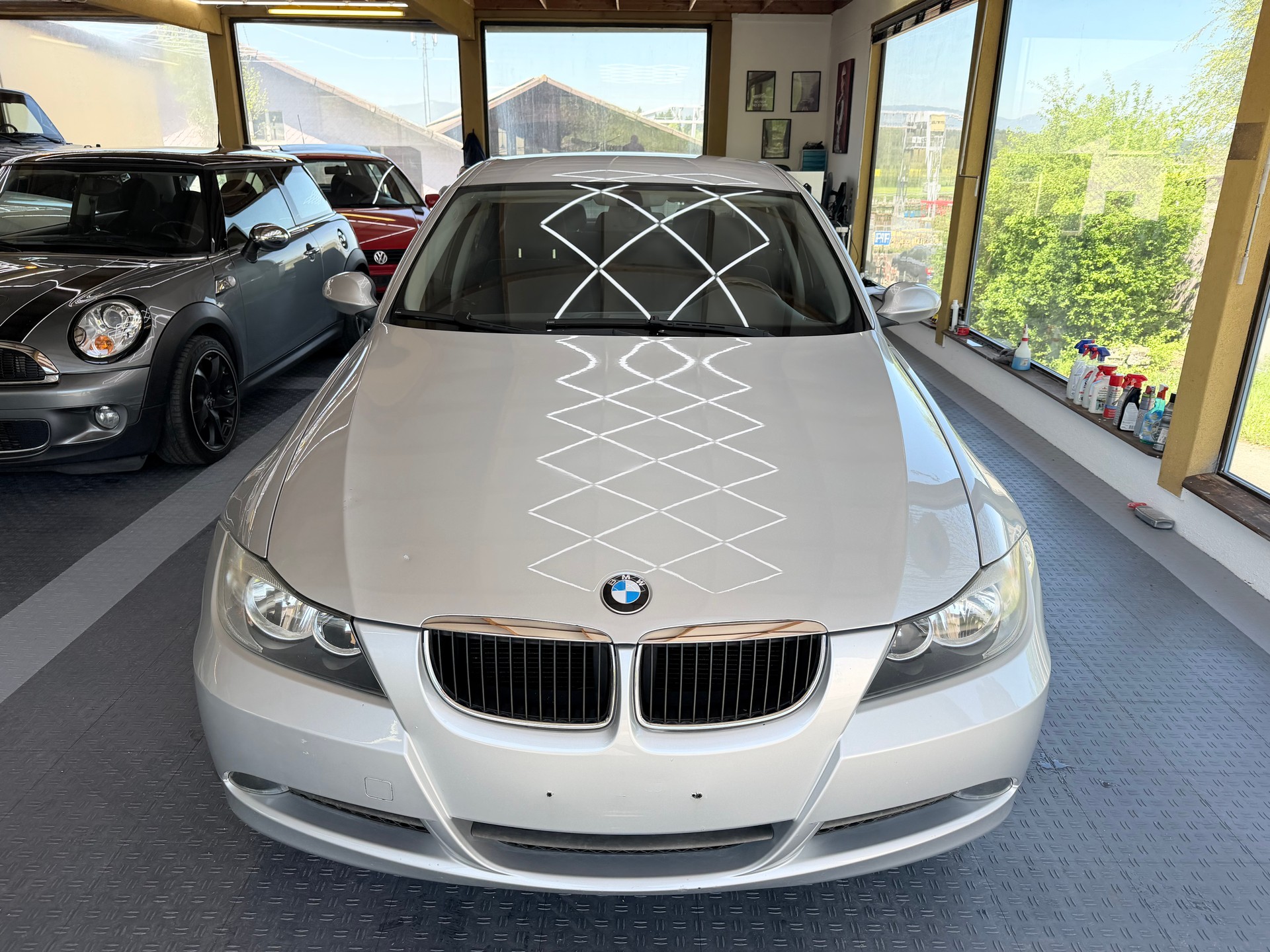 BMW 320i-image-1