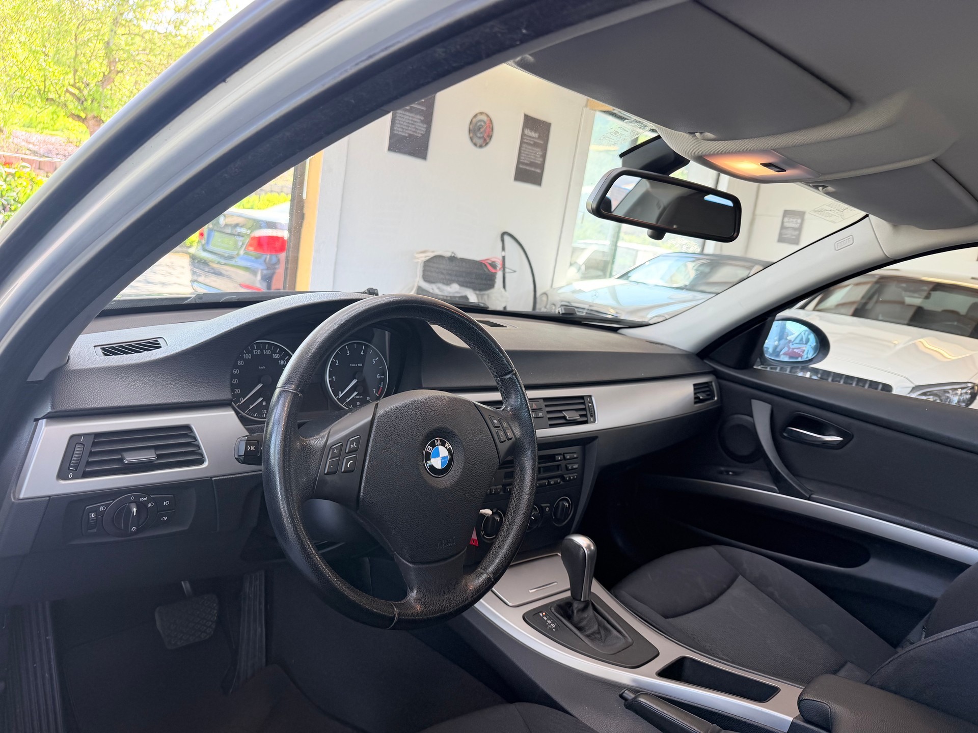 BMW 320i-image-6