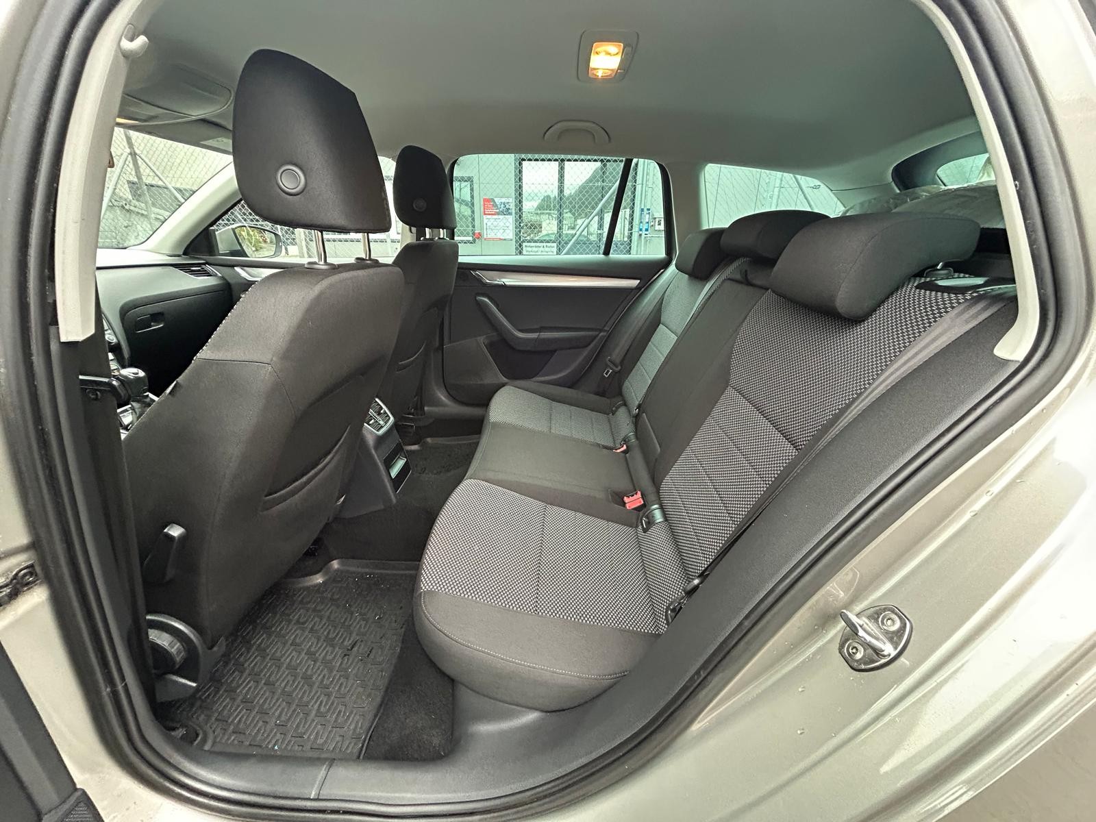 SKODA Octavia Combi 2.0 TDI Ambition 4x4-image-13