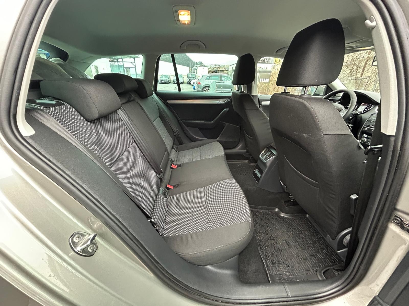 SKODA Octavia Combi 2.0 TDI Ambition 4x4-image-12