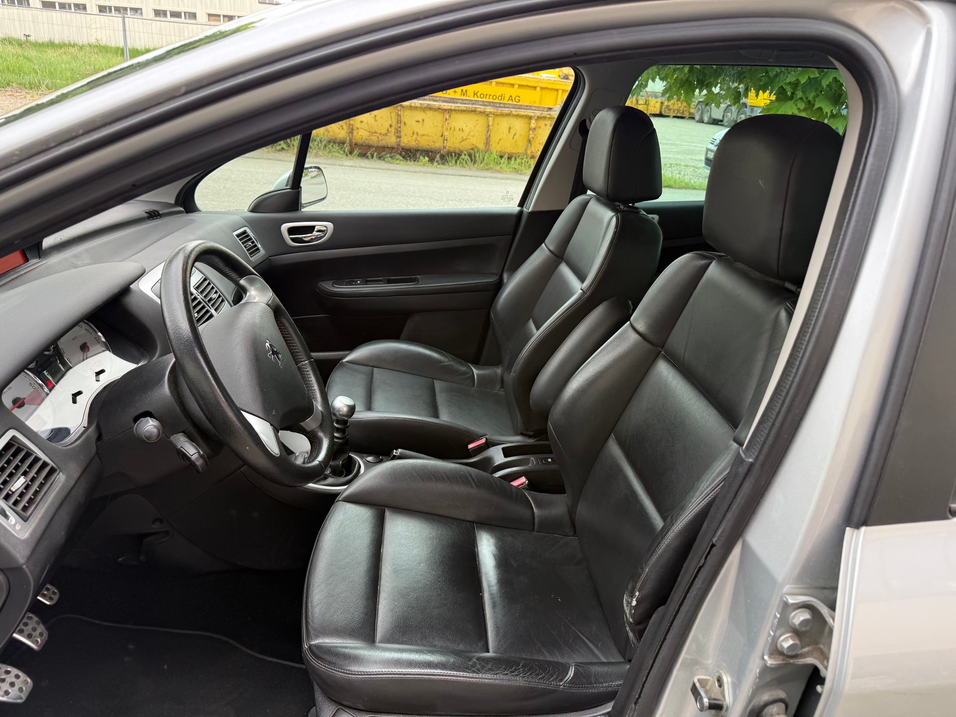 PEUGEOT 307 SW 2.0 HDI Platinum Edition-image-6