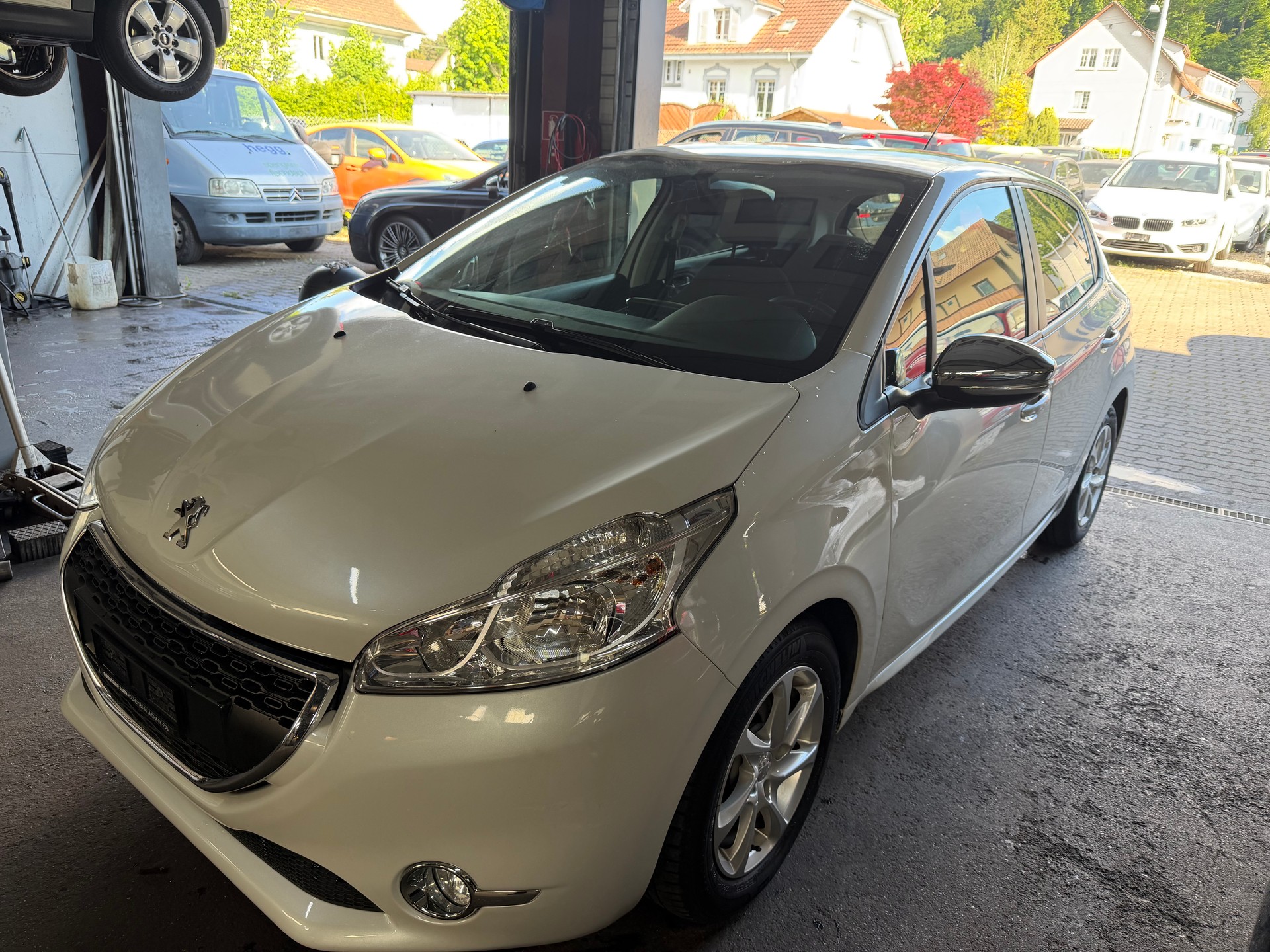 PEUGEOT 208 1.2 VTI Roland Garros-image-2
