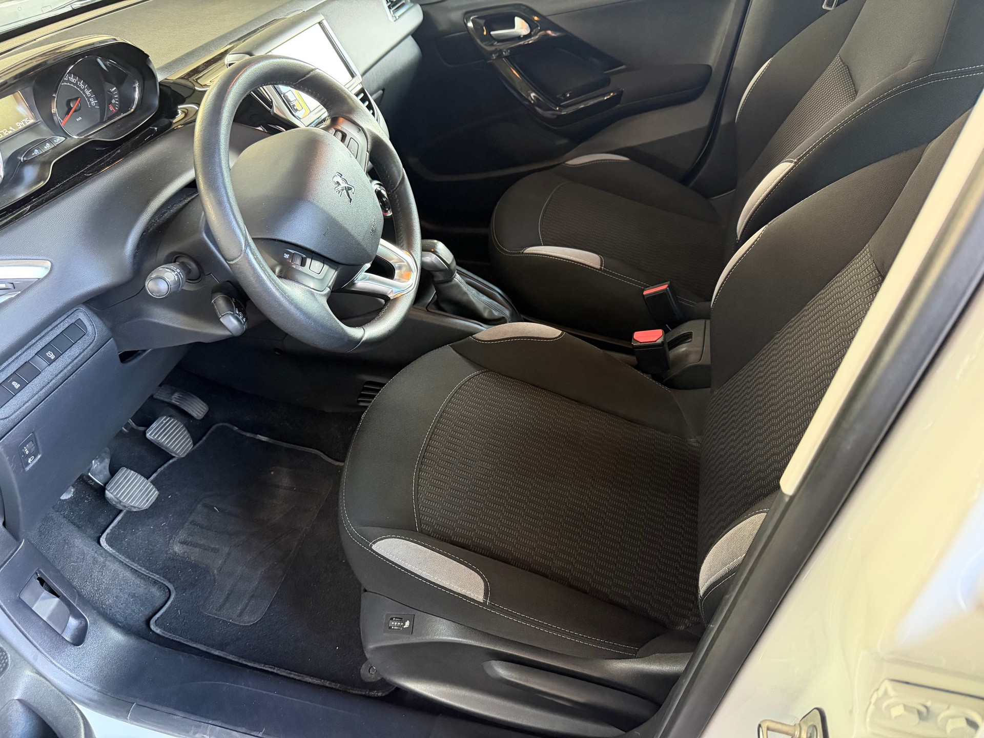 PEUGEOT 208 1.2 VTI Roland Garros-image-4