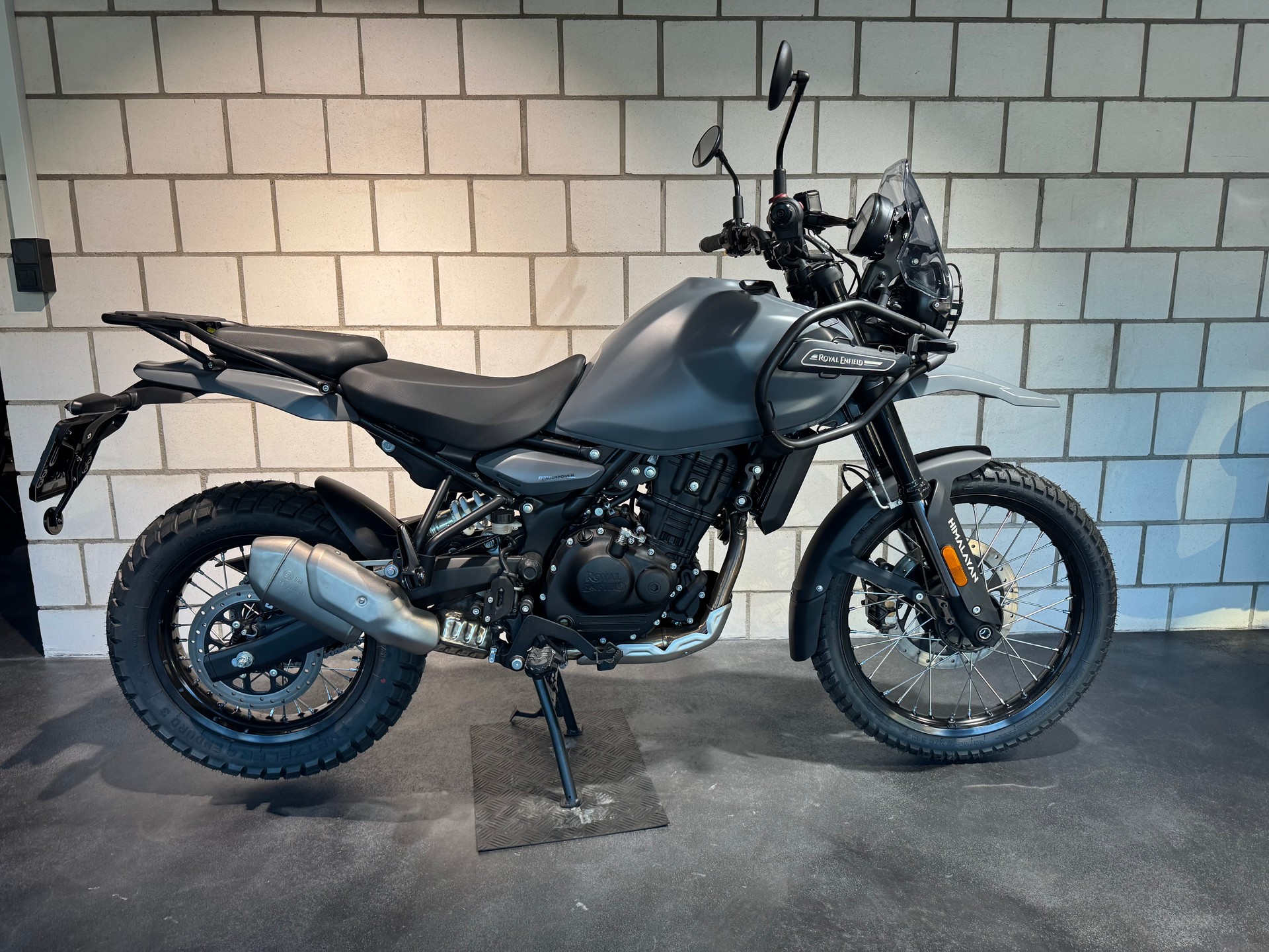 ROYAL ENFIELD HIMALAYAN-showroom-element-3