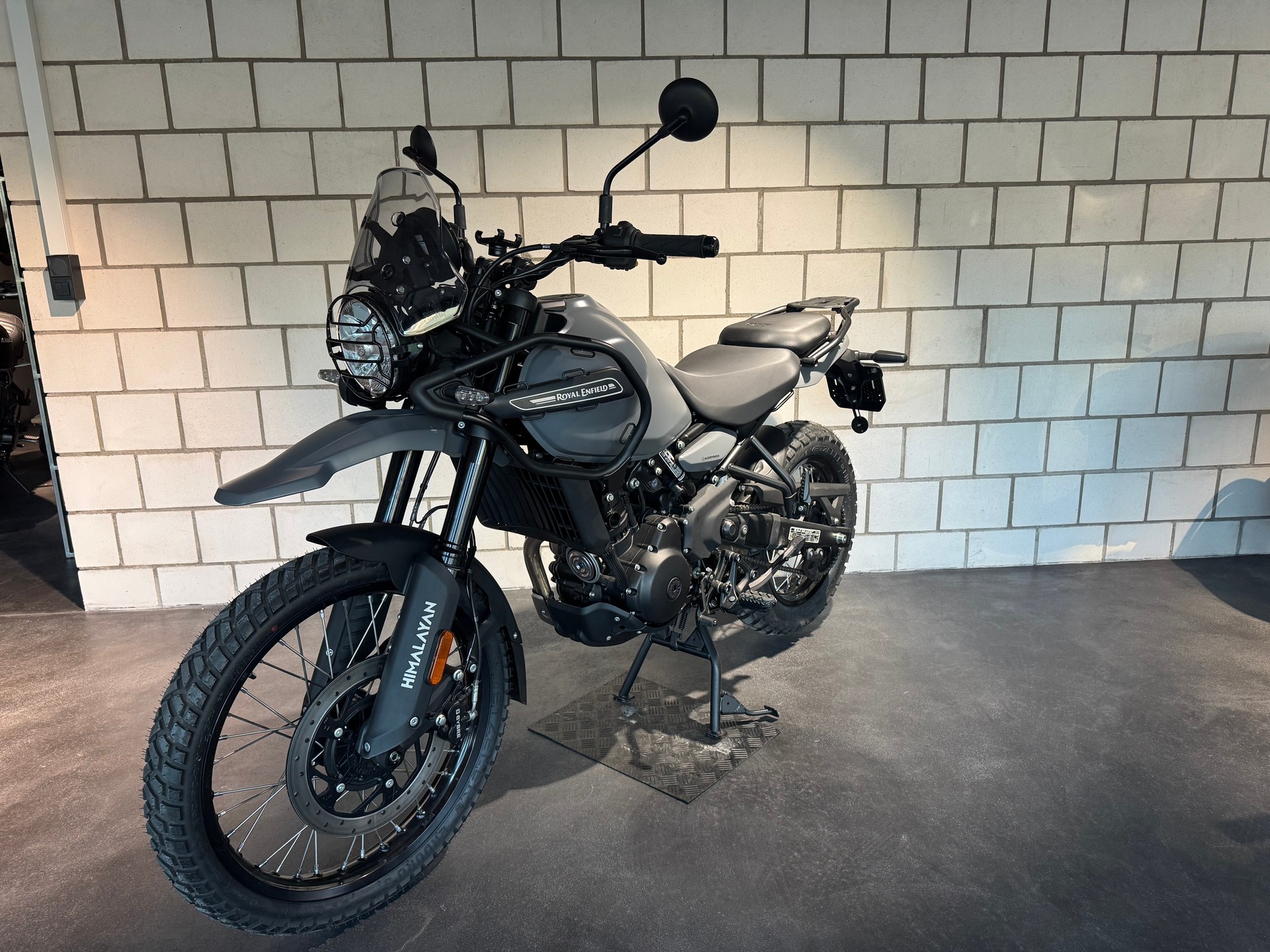 ROYAL ENFIELD HIMALAYAN-showroom-element-1