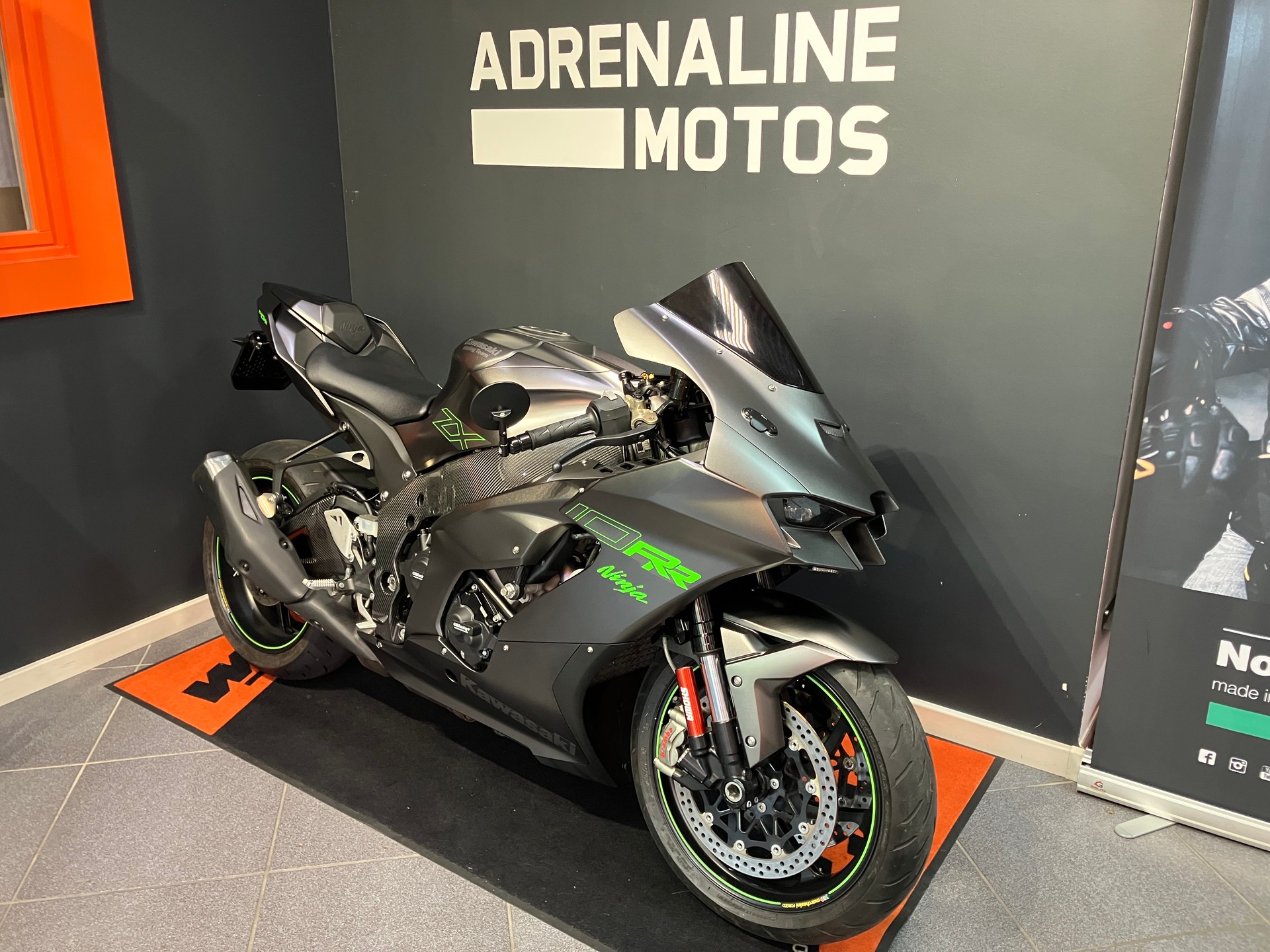 KAWASAKI ZX-10RR-showroom-element-1