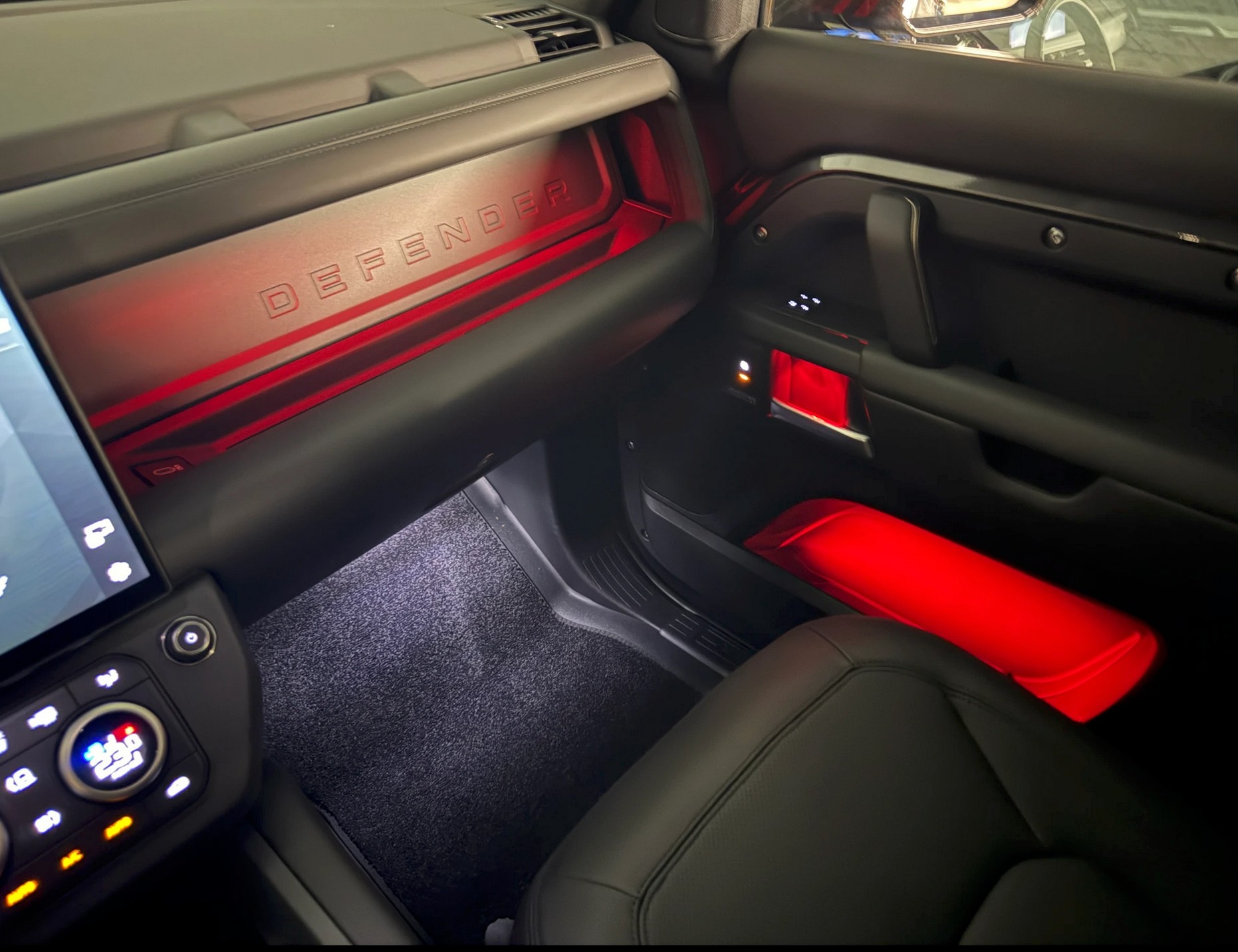 LAND ROVER DEFENDER 90 525 V8 5.0 AT8*5 JAHRE/150000 KILOMETER HERSTELLERGARANTIE*VOLLAUSSTATTUNG*-image-24
