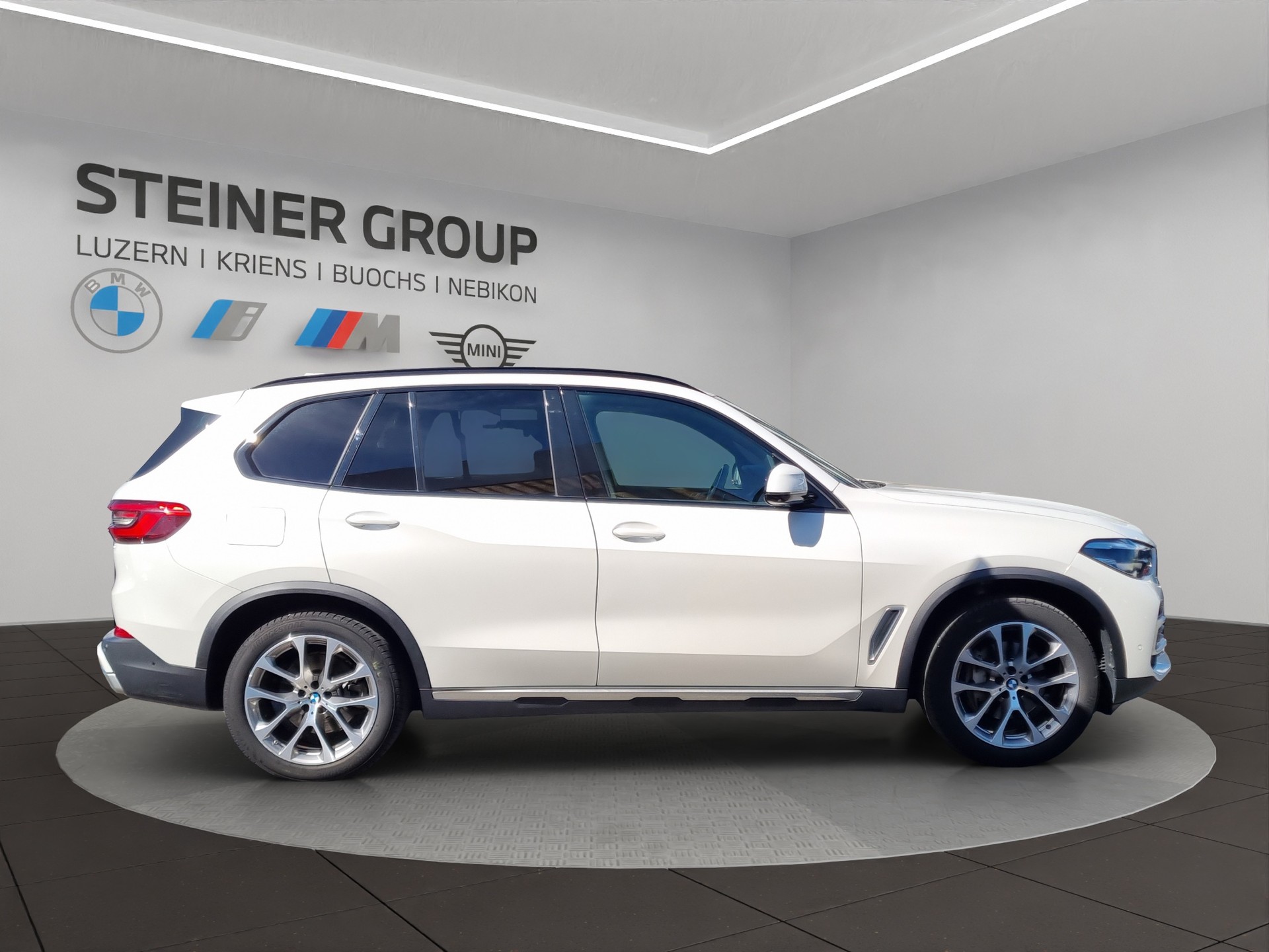 BMW X5 xDrive 40i xLine Steptronic-showroom-element-3