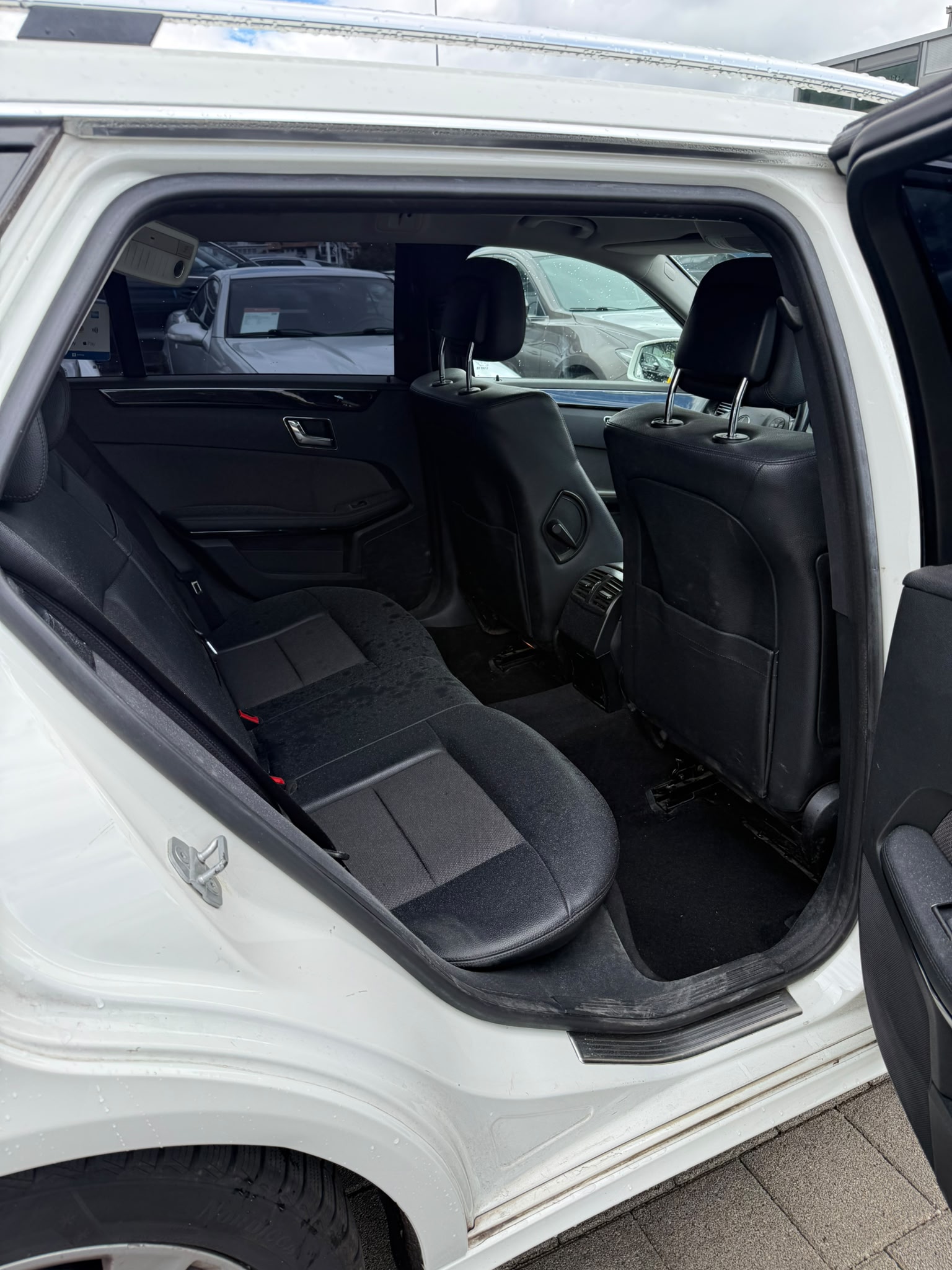 MERCEDES-BENZ E 220 CDI BlueEfficiency Automatic-image-11