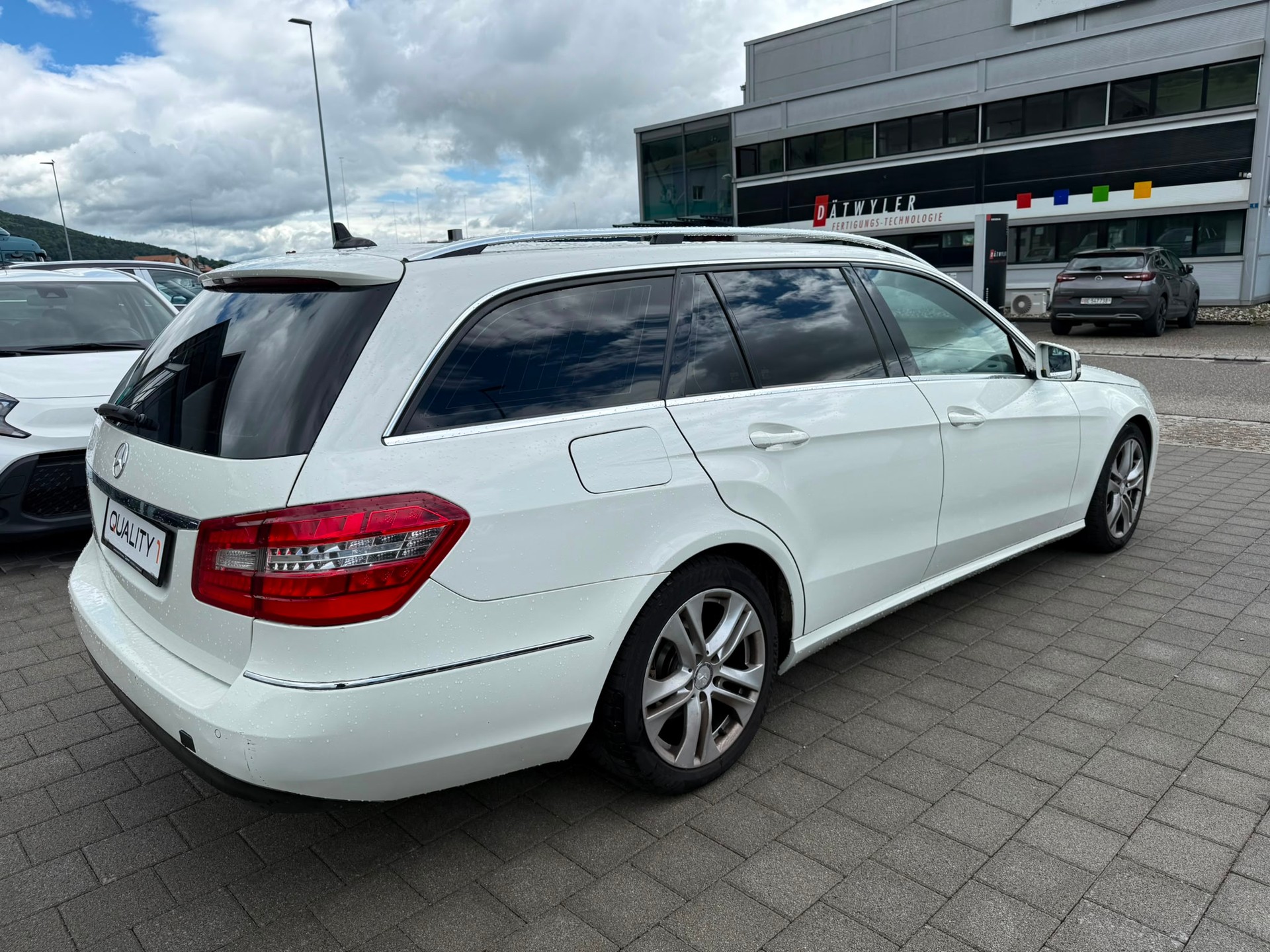 MERCEDES-BENZ E 220 CDI BlueEfficiency Automatic-image-10