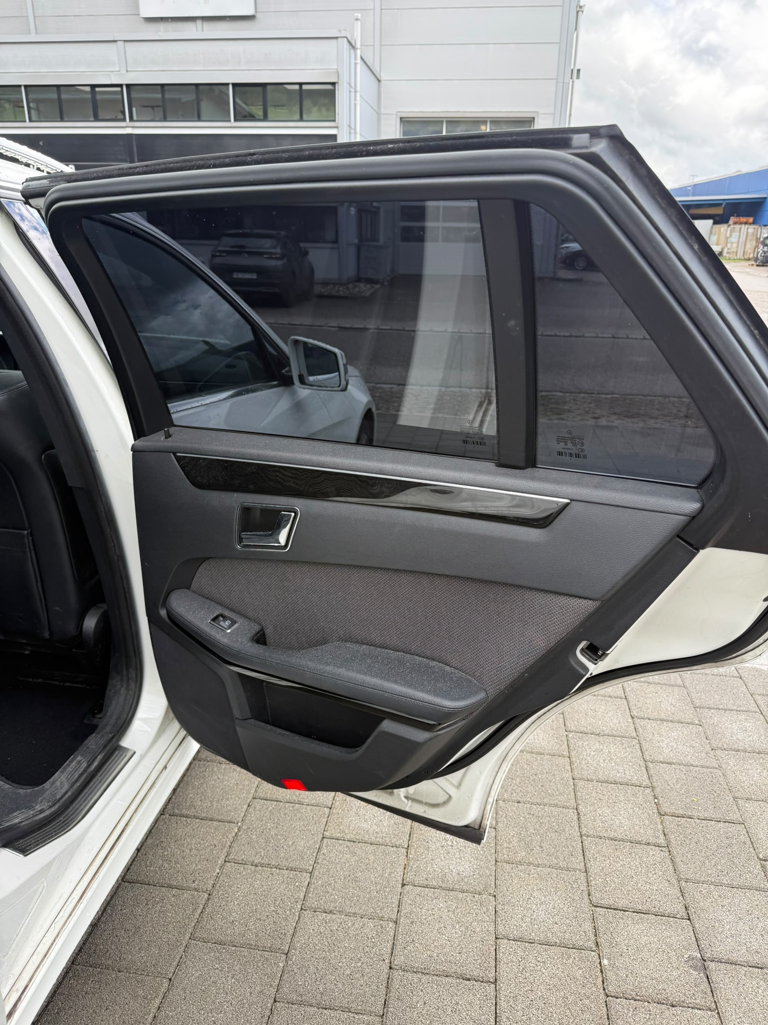 MERCEDES-BENZ E 220 CDI BlueEfficiency Automatic-image-5