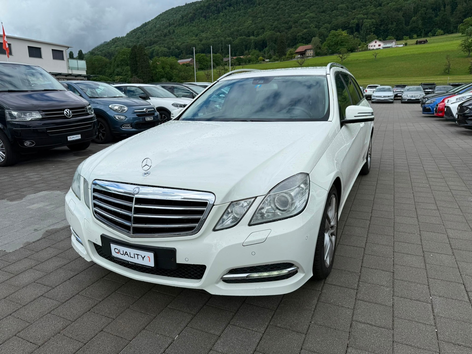MERCEDES-BENZ E 220 CDI BlueEfficiency Automatic-showroom-element-1