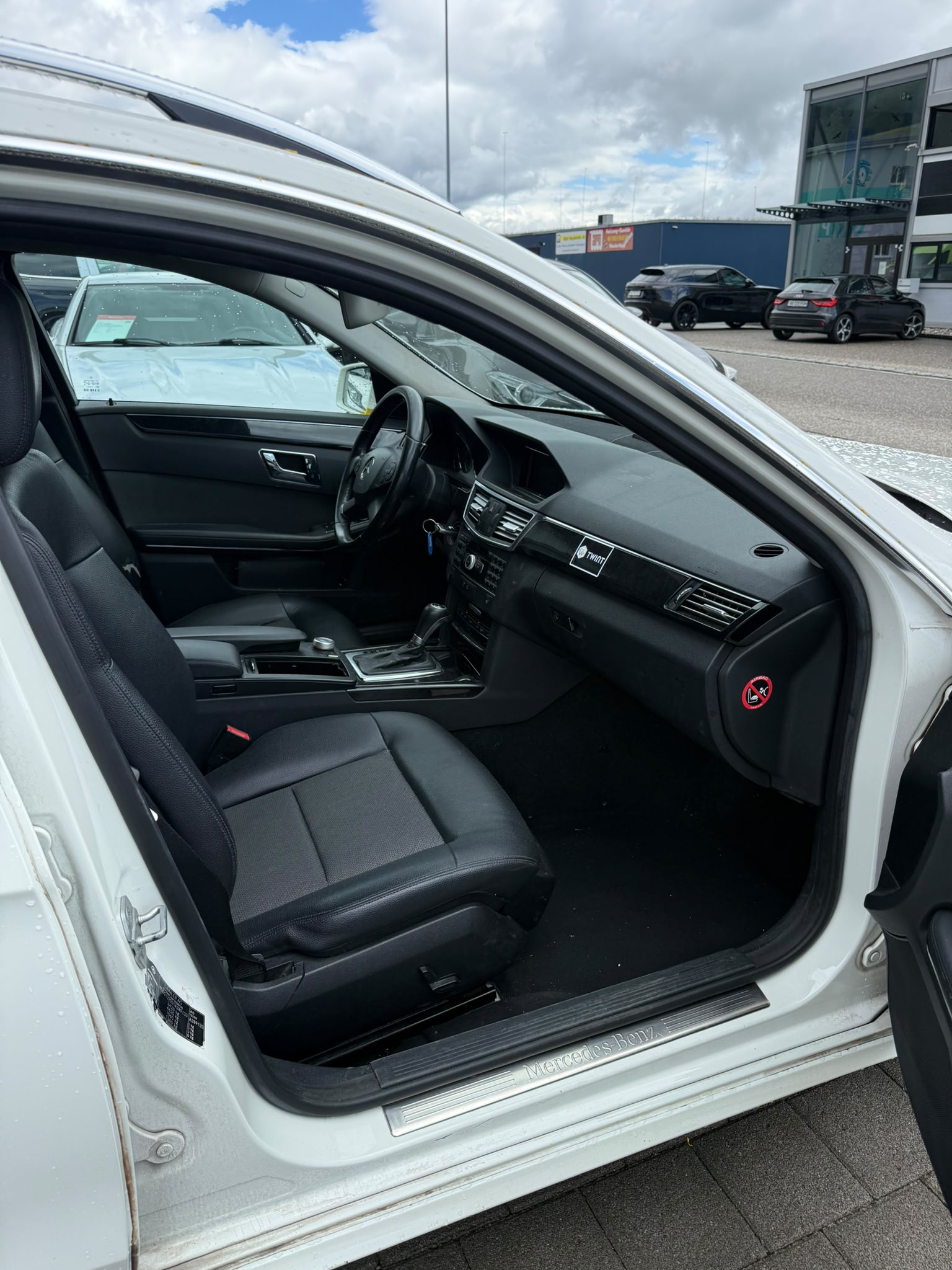 MERCEDES-BENZ E 220 CDI BlueEfficiency Automatic-image-7