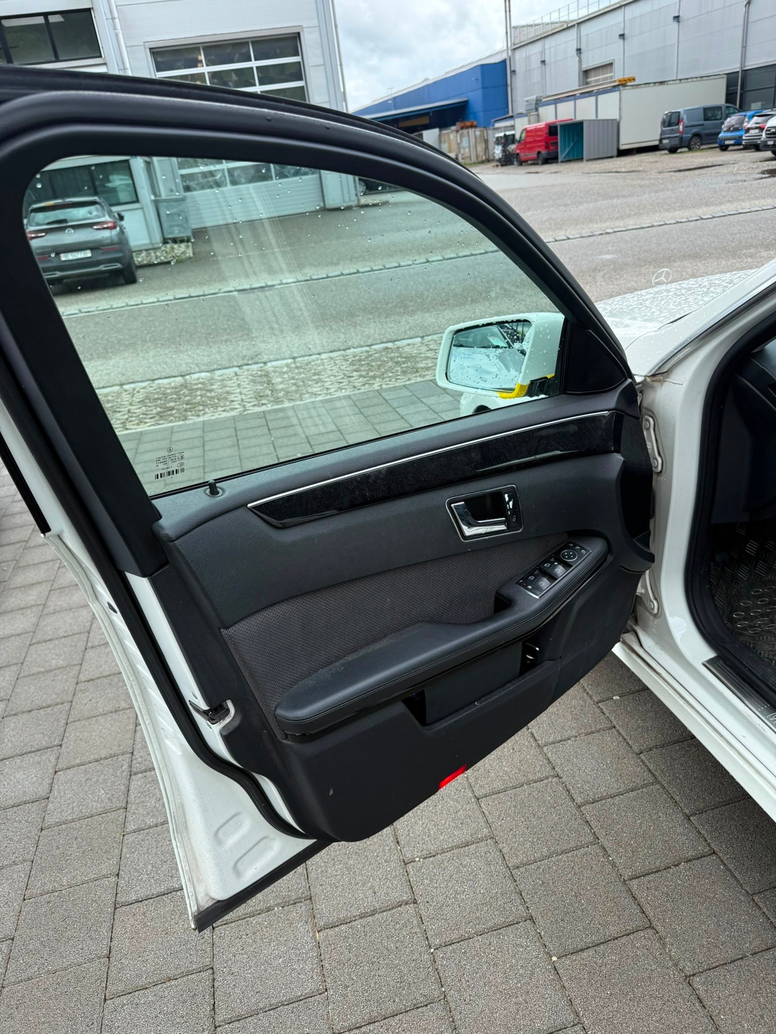 MERCEDES-BENZ E 220 CDI BlueEfficiency Automatic-image-18