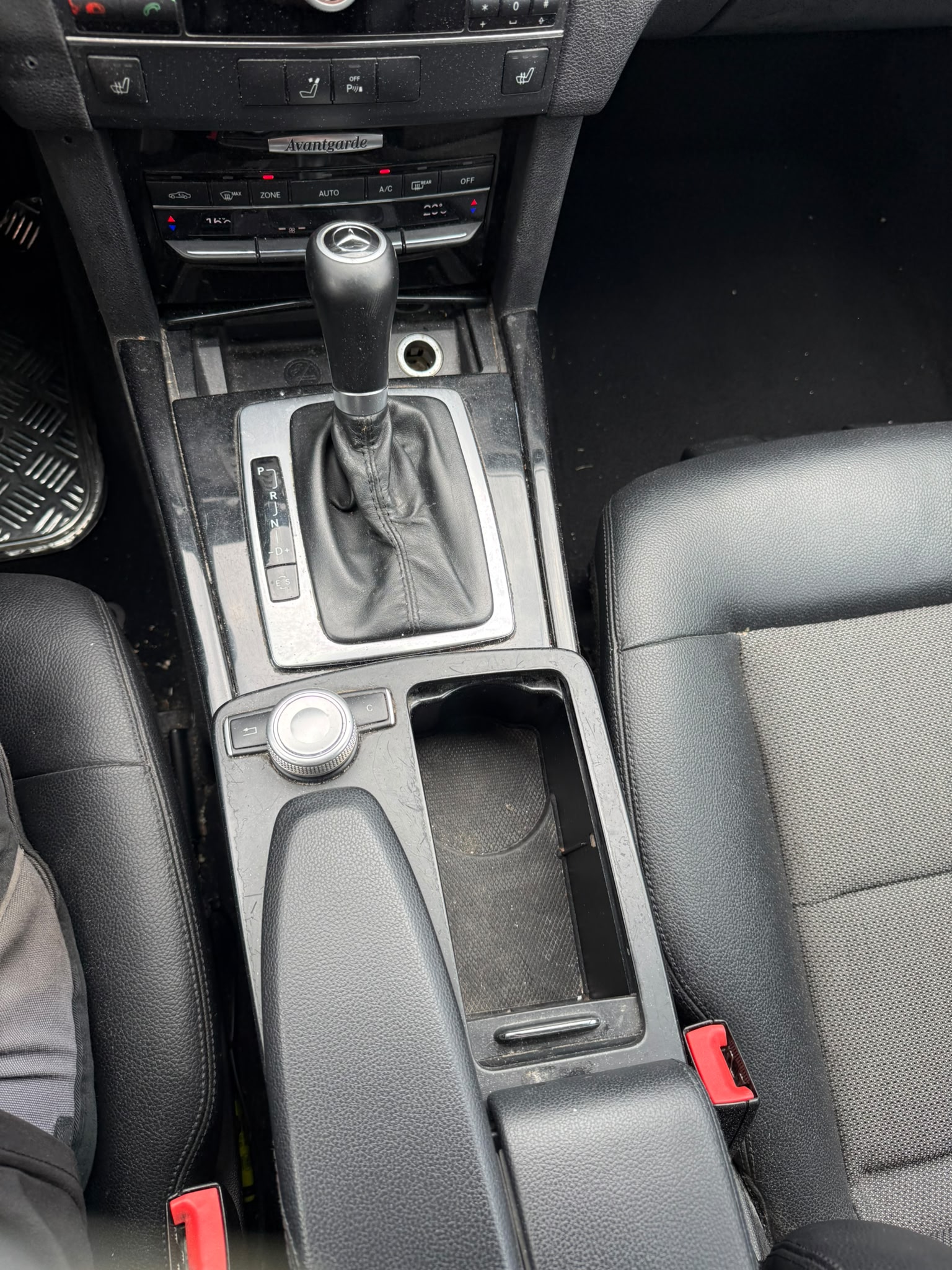 MERCEDES-BENZ E 220 CDI BlueEfficiency Automatic-image-15