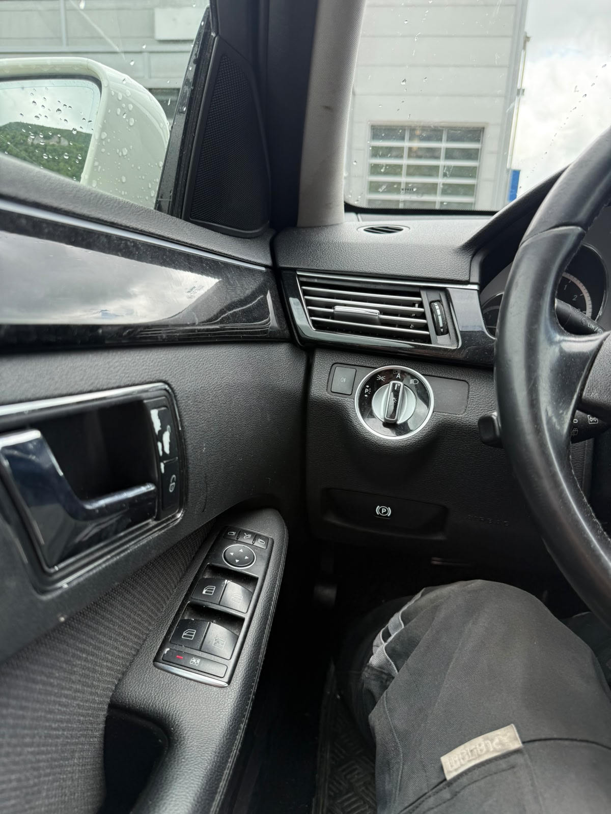 MERCEDES-BENZ E 220 CDI BlueEfficiency Automatic-image-13