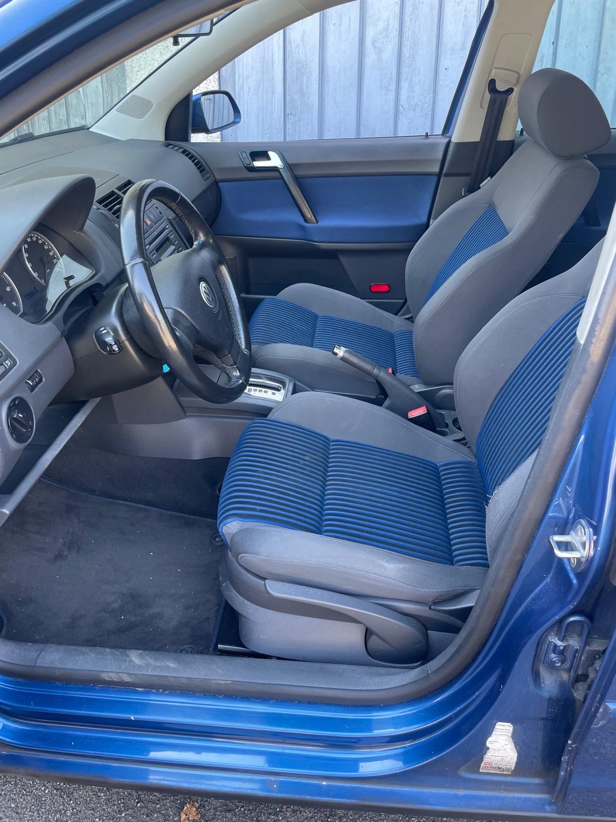 VW Polo 1.4 16V Young&Fresh Automatic-image-2