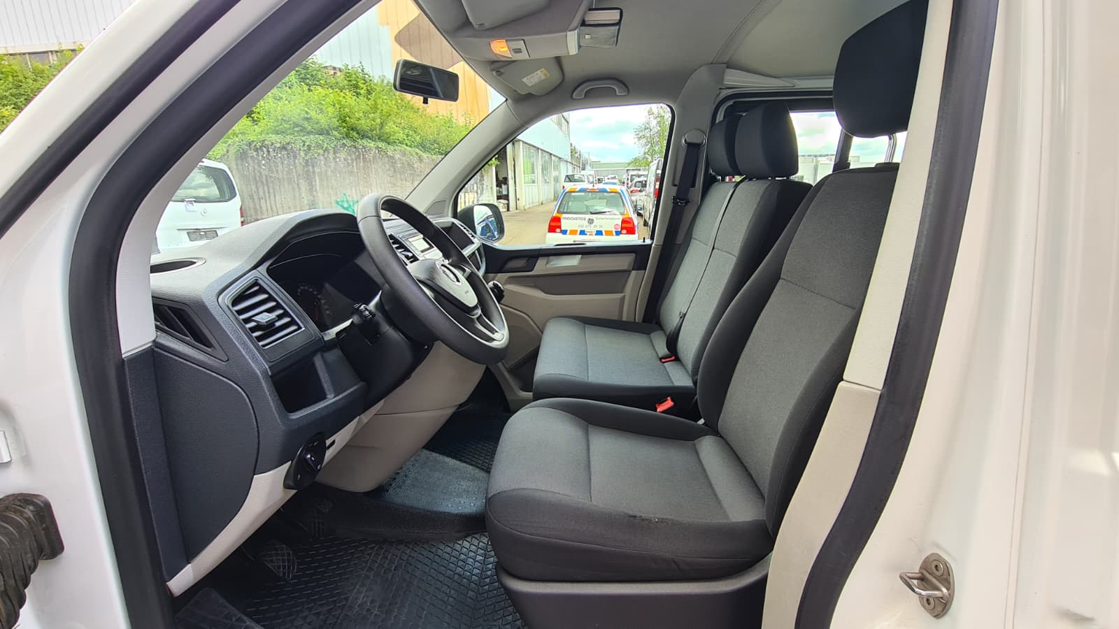 VW T6 2.0 TDI 4Motion ** 150 PS ** 6-Plätzer ** PDC Hinten ** Klimaanlage ** Frisch Ab MFK & Service **-image-14