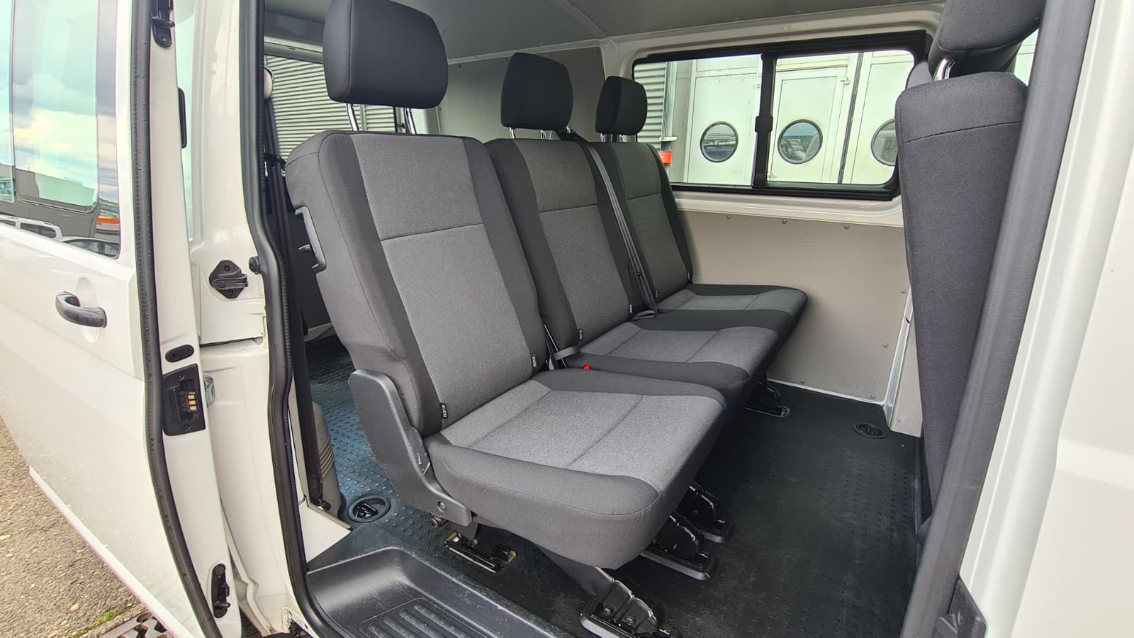 VW T6 2.0 TDI 4Motion ** 150 PS ** 6-Plätzer ** PDC Hinten ** Klimaanlage ** Frisch Ab MFK & Service **-image-15