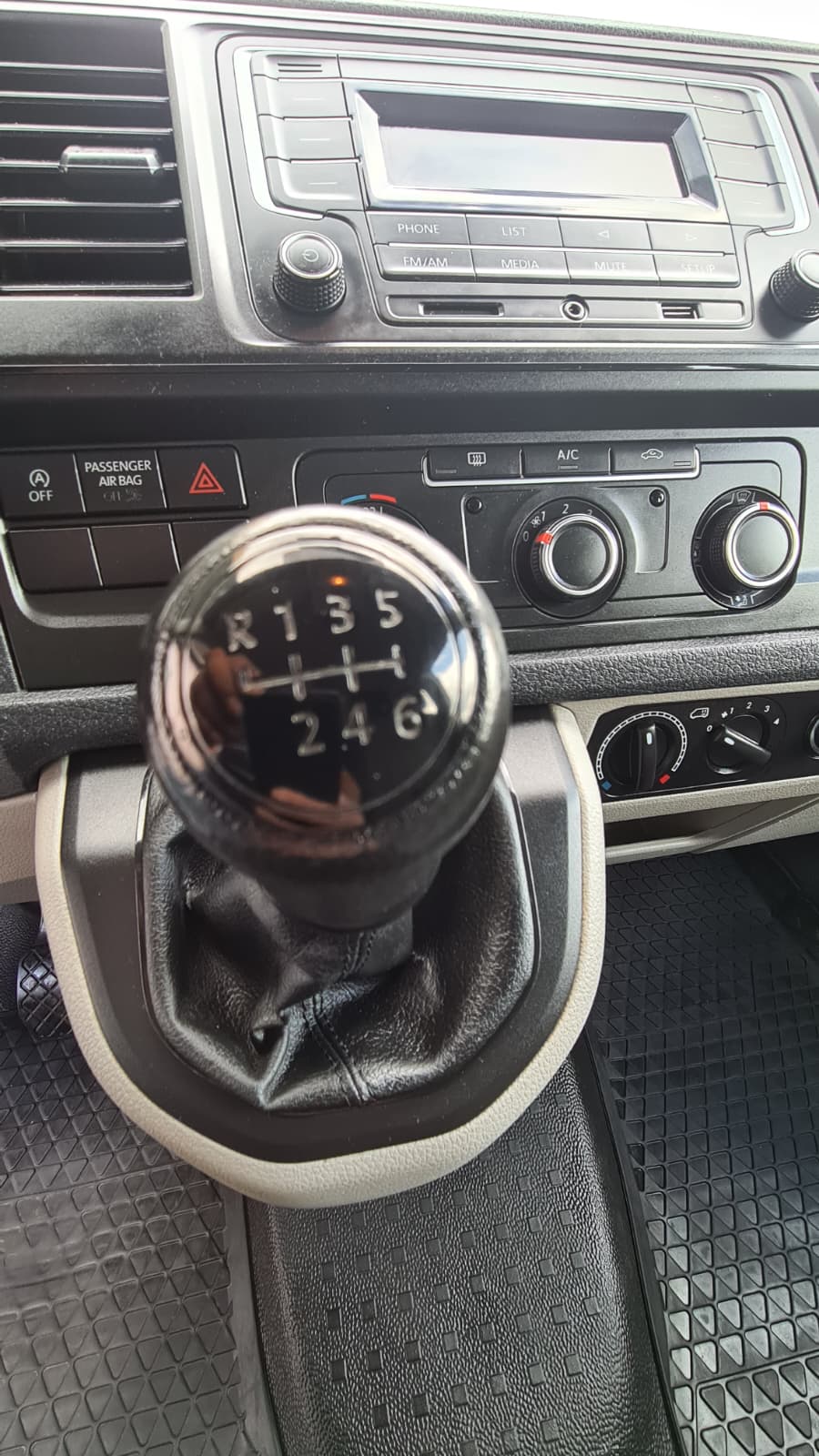VW T6 2.0 TDI 4Motion ** 150 PS ** 6-Plätzer ** PDC Hinten ** Klimaanlage ** Frisch Ab MFK & Service **-image-13