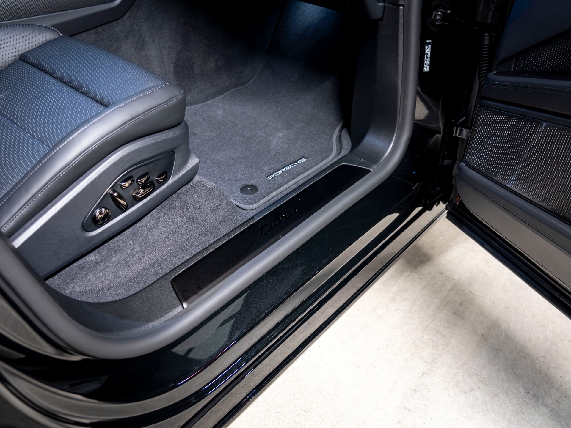 PORSCHE Cayenne Turbo Electric 113 kWh-image-25
