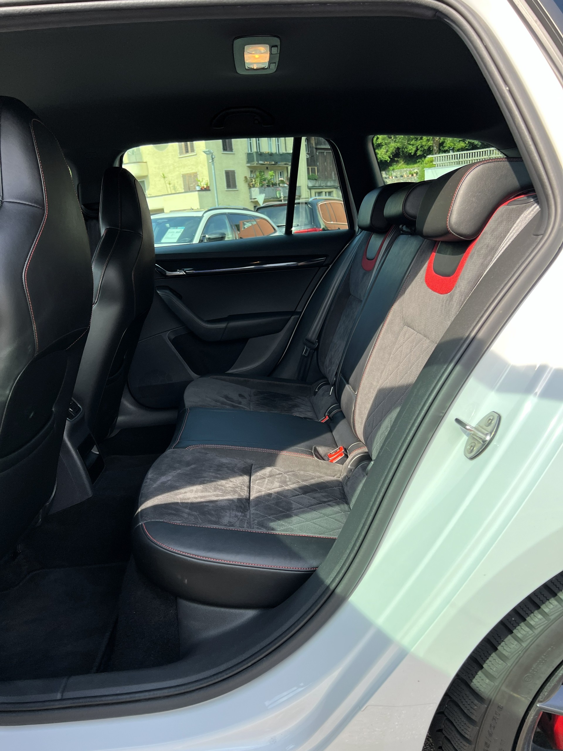 SKODA Octavia Combi 2.0 TDI RS 4x4 DSG-image-13