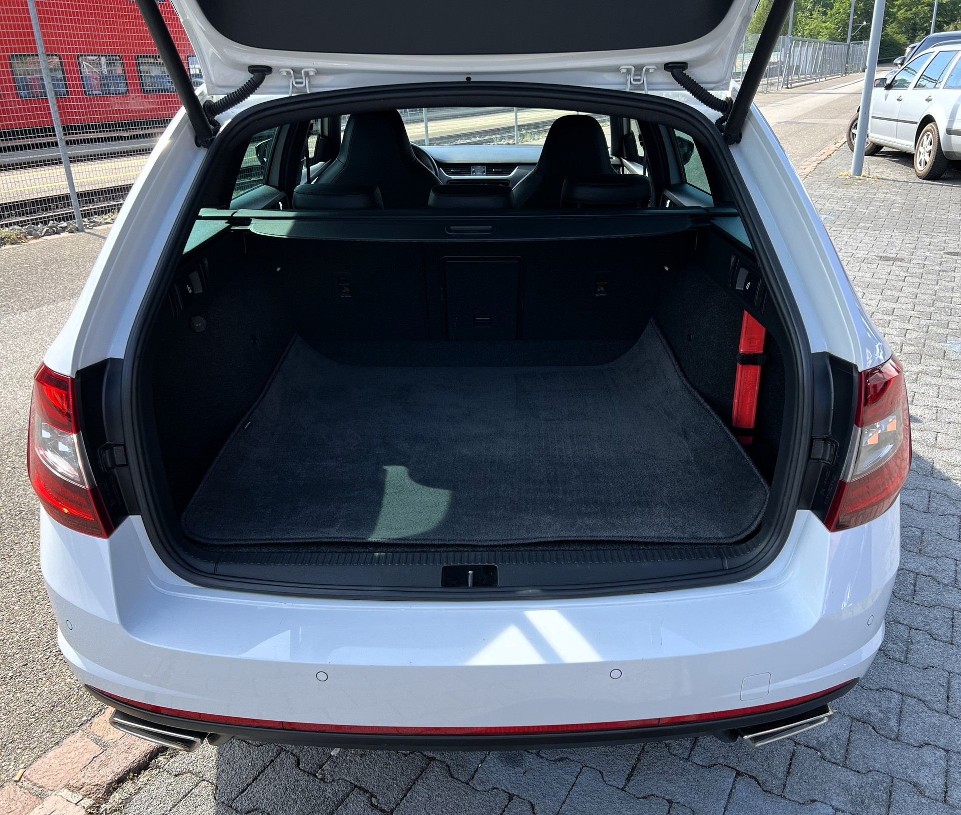 SKODA Octavia Combi 2.0 TDI RS 4x4 DSG-image-12