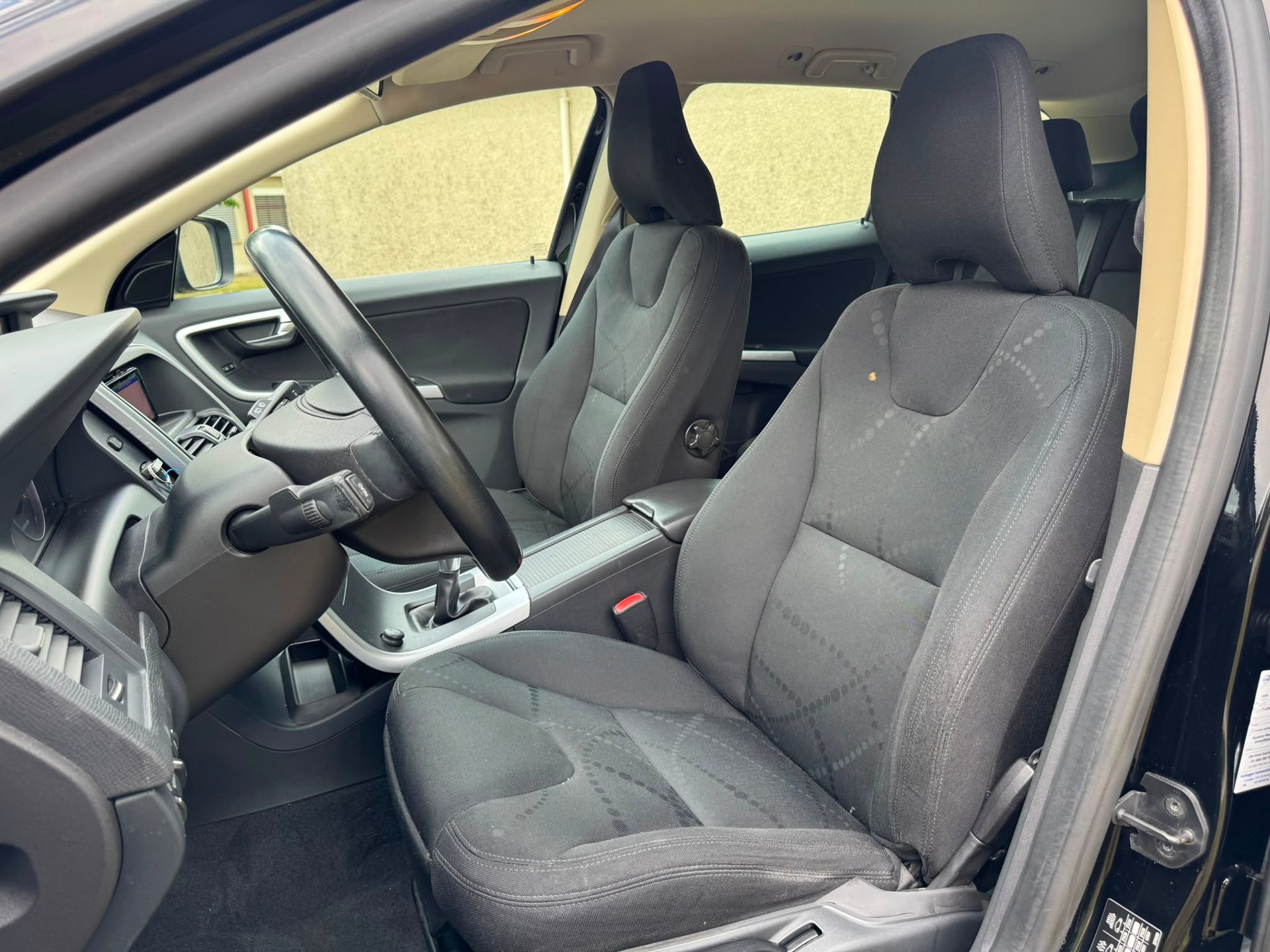 VOLVO XC60 DRIVe Kinetic-image-12