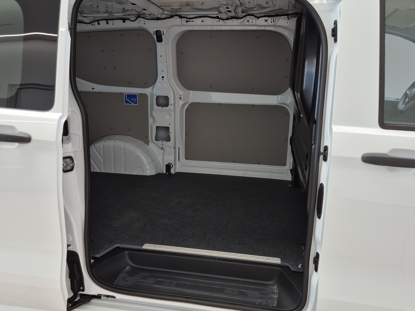VW Transporter 2.5 TSI e-Hybrid-image-11