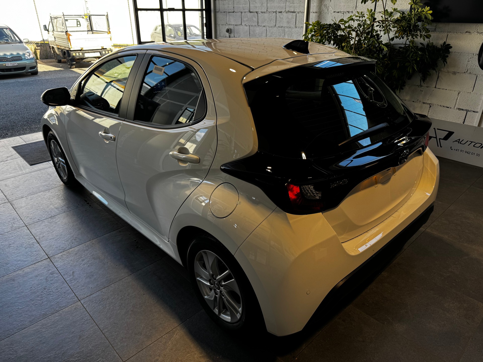 TOYOTA Yaris 1.5 Comfort e-CVT-image-4