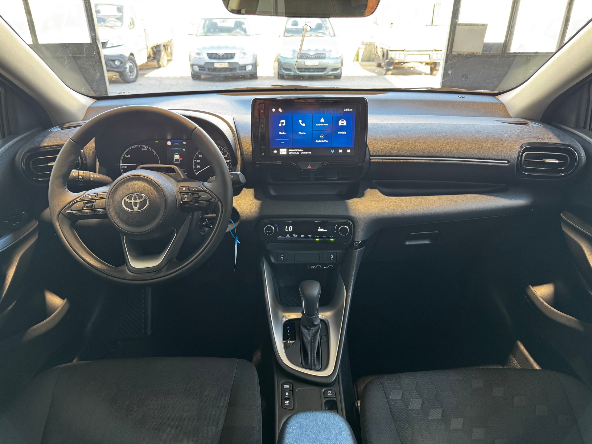 TOYOTA Yaris 1.5 Comfort e-CVT-image-9