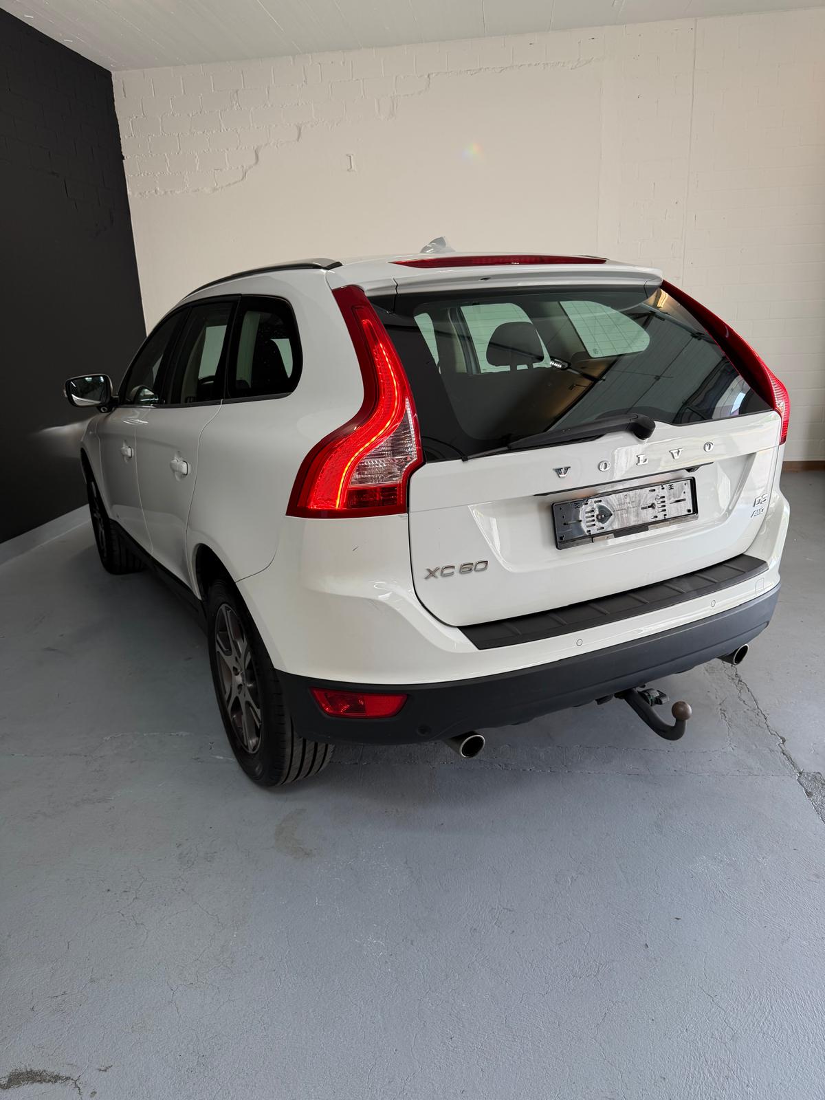 VOLVO XC60 D5 AWD Kinetic Geartronic ***CH-Fahrzeug***-image-3