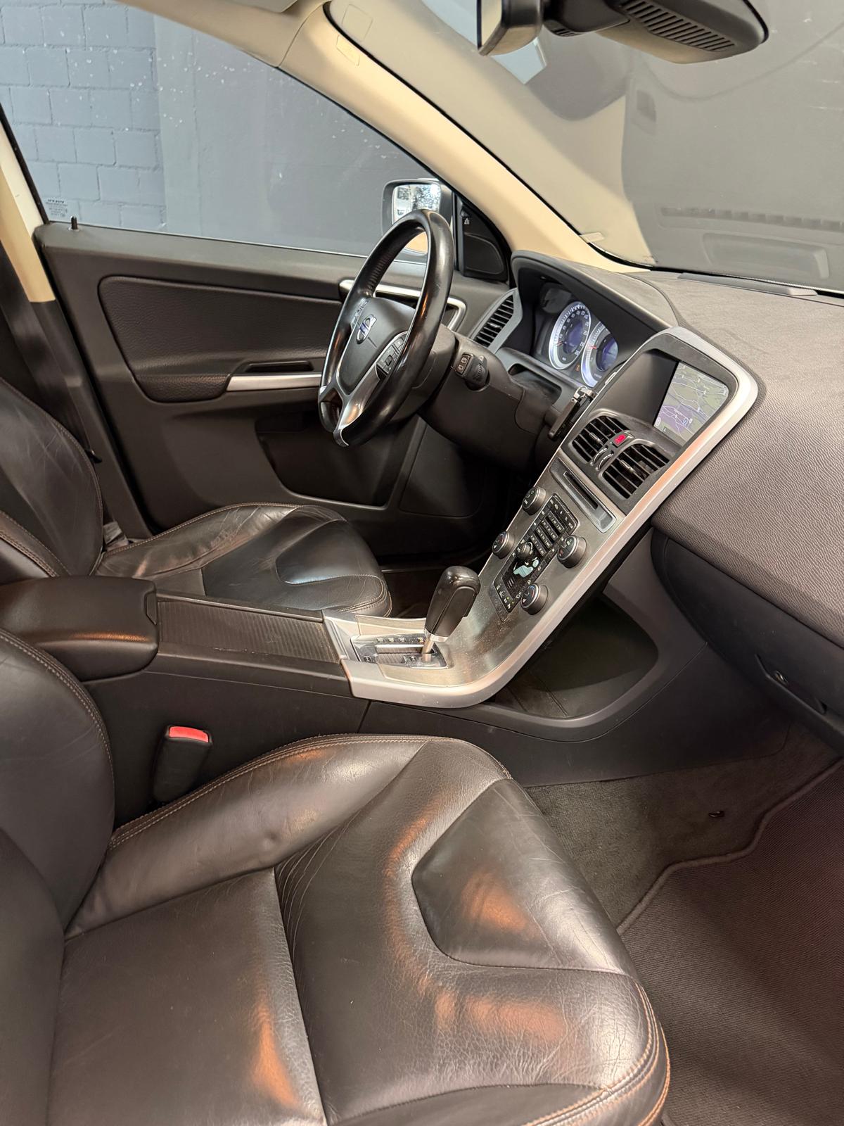 VOLVO XC60 D5 AWD Kinetic Geartronic ***CH-Fahrzeug***-image-14