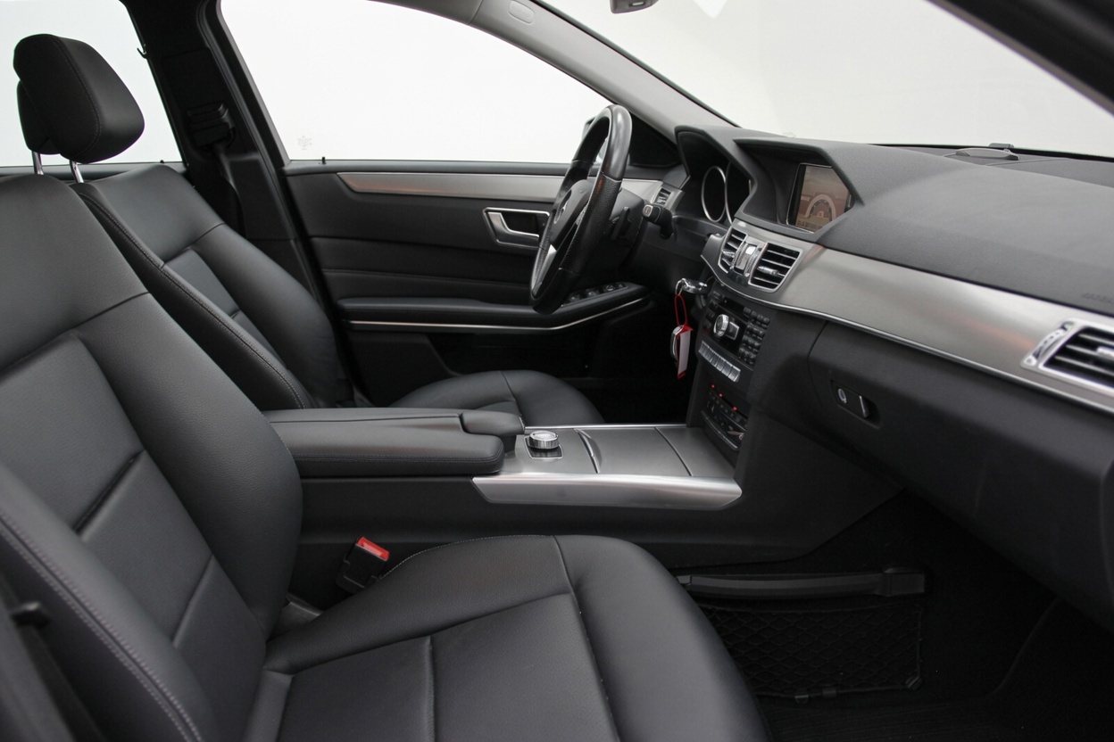 MERCEDES-BENZ E 250 BlueTEC Avantgarde 4Matic 7G-Tronic-image-13