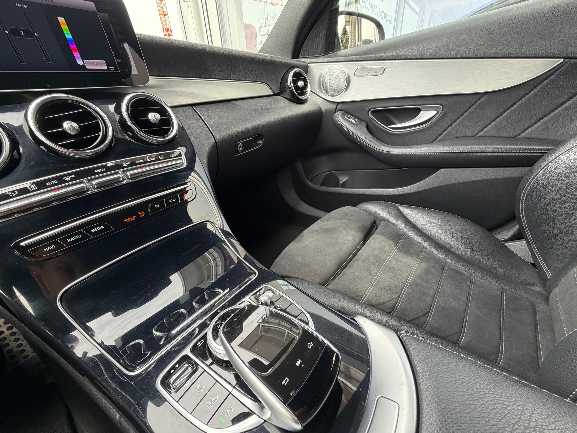 MERCEDES-BENZ C 200 AMG Line 4Matic 9G-Tronic-image-17