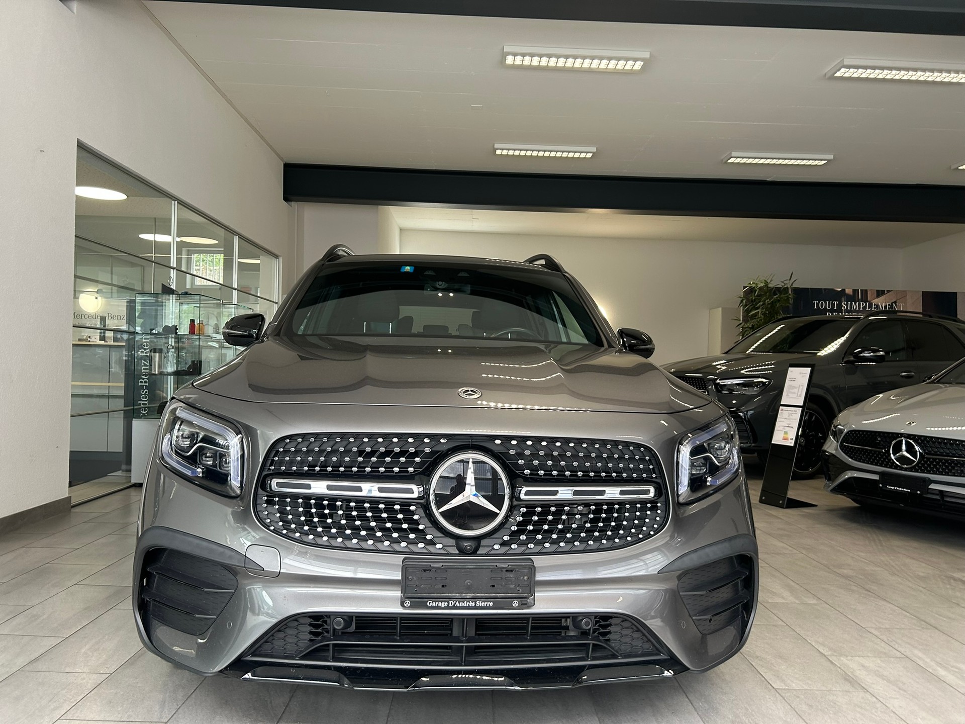 MERCEDES-BENZ GLB 250 4Matic AMG Line 8G-Tronic-showroom-element-1