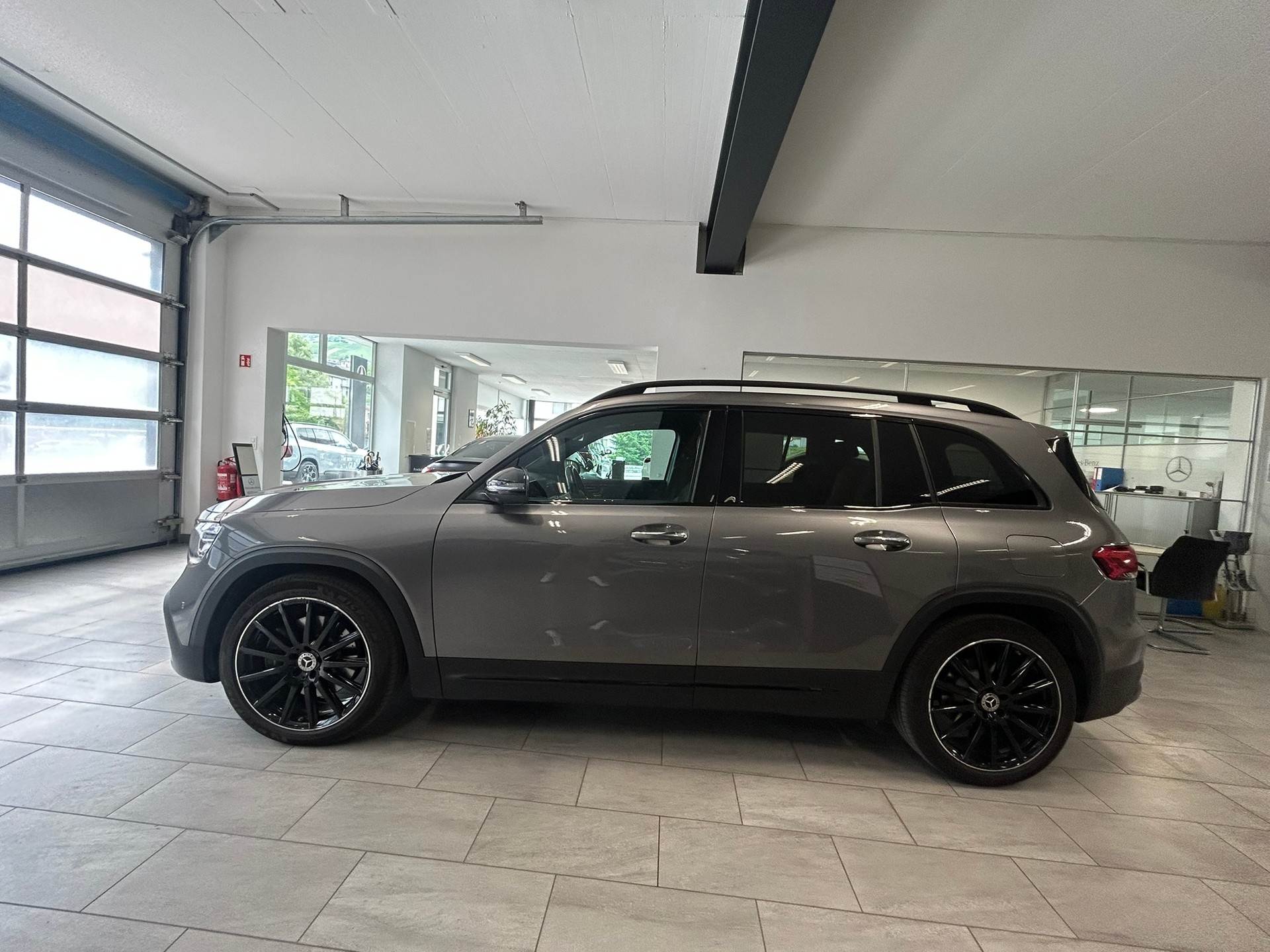 MERCEDES-BENZ GLB 250 4Matic AMG Line 8G-Tronic-showroom-element-3