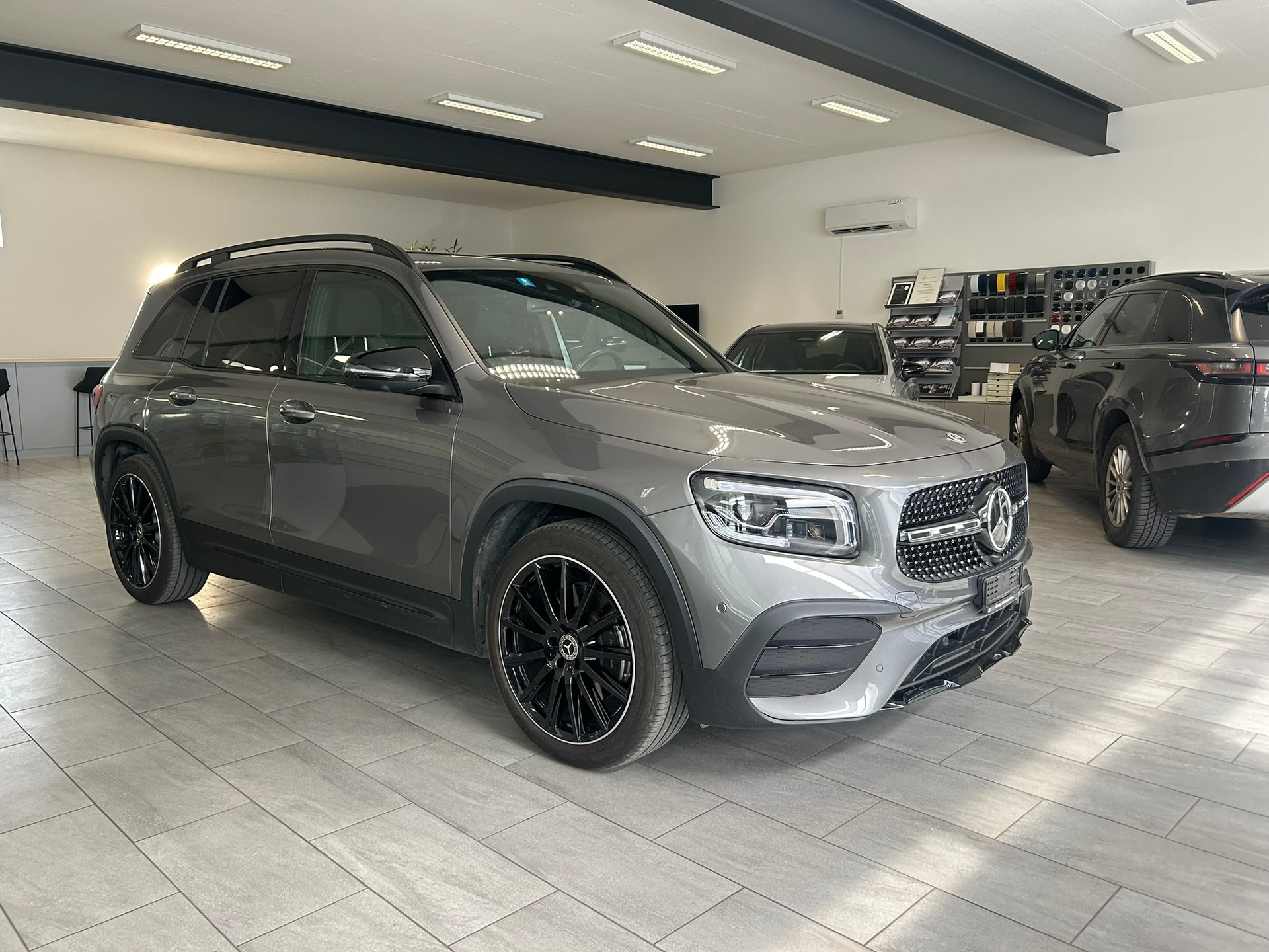 MERCEDES-BENZ GLB 250 4Matic AMG Line 8G-Tronic-showroom-element-2