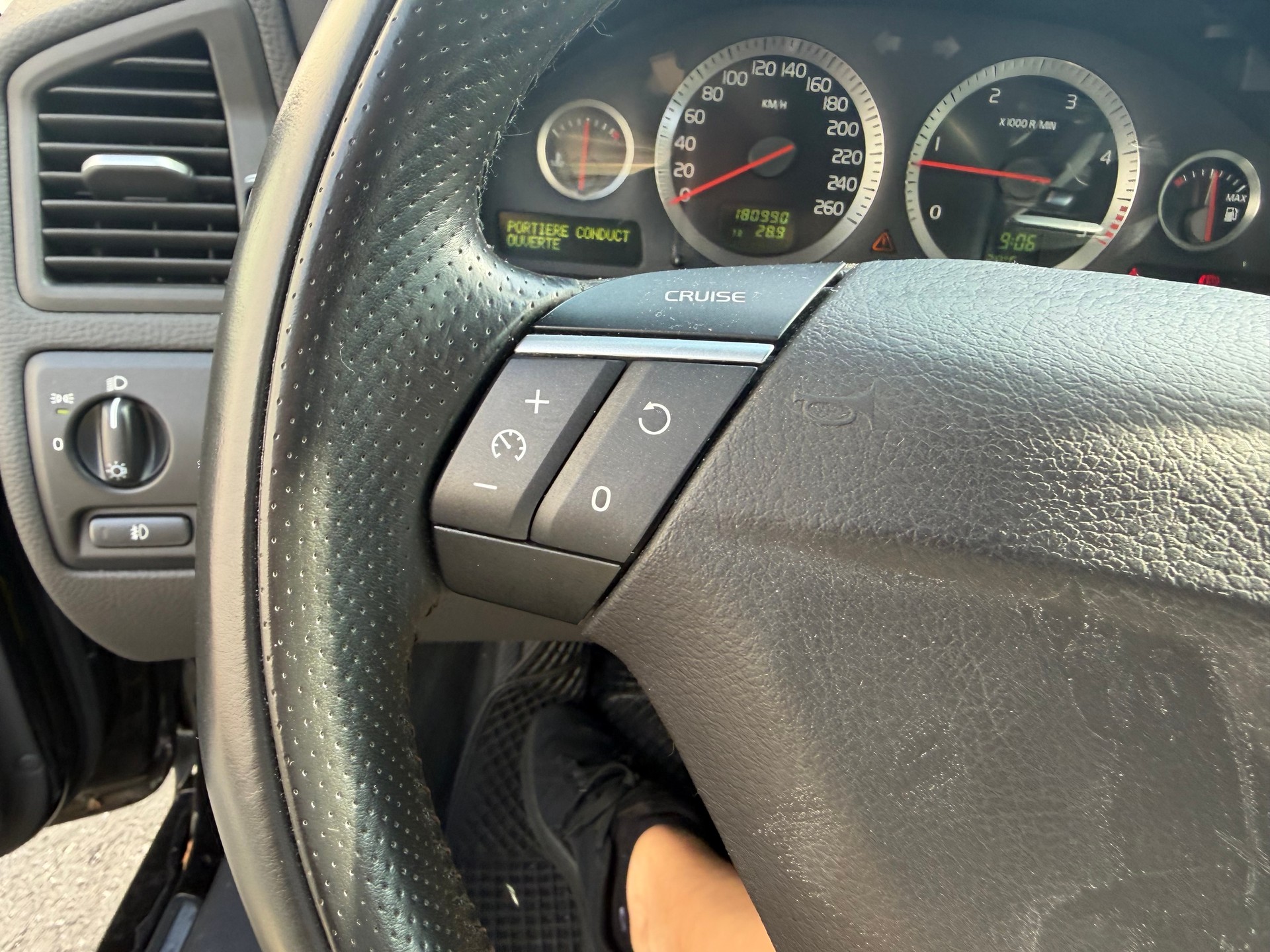 VOLVO V70 2.4D Momentum-image-36