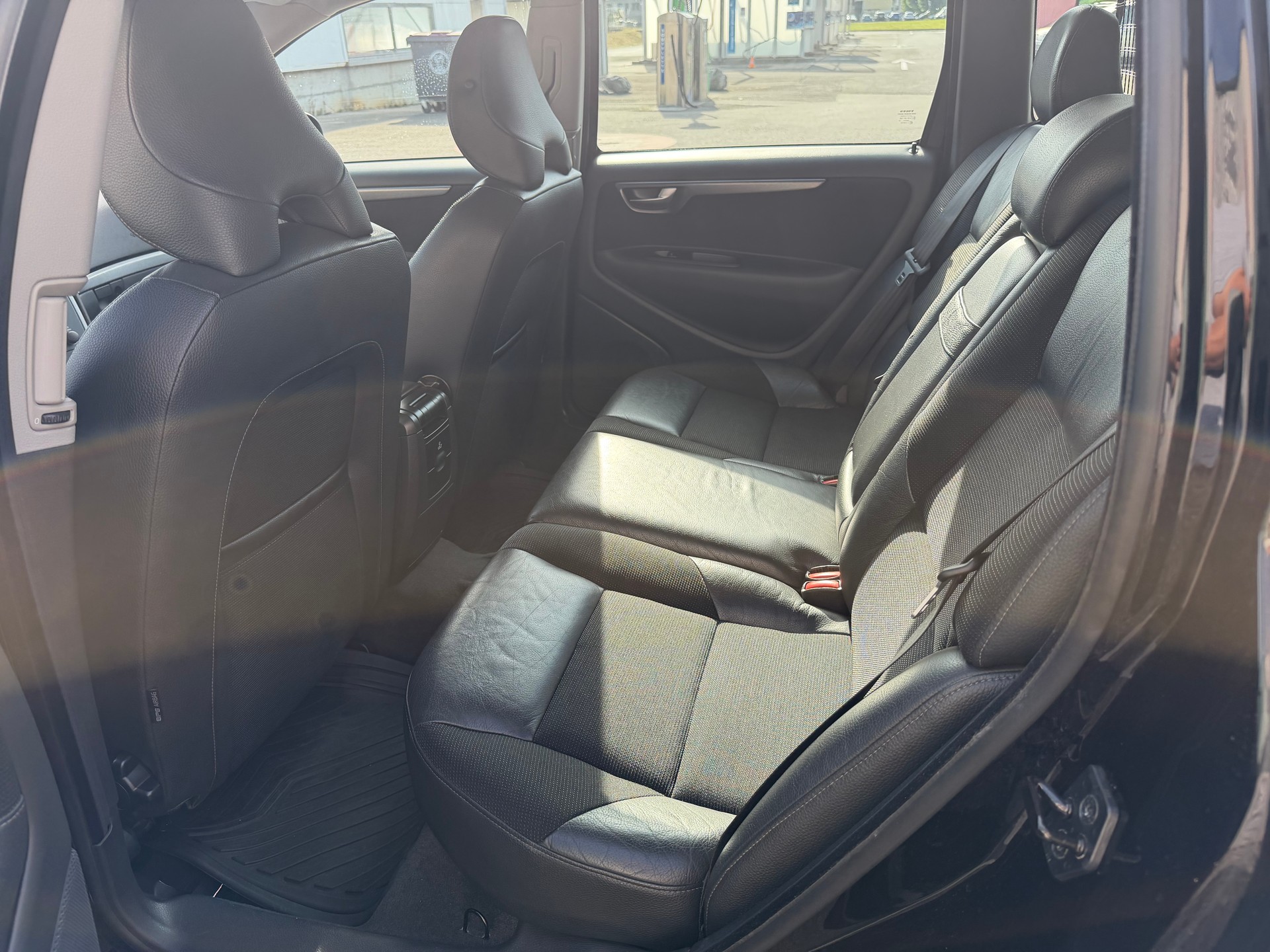 VOLVO V70 2.4D Momentum-image-42