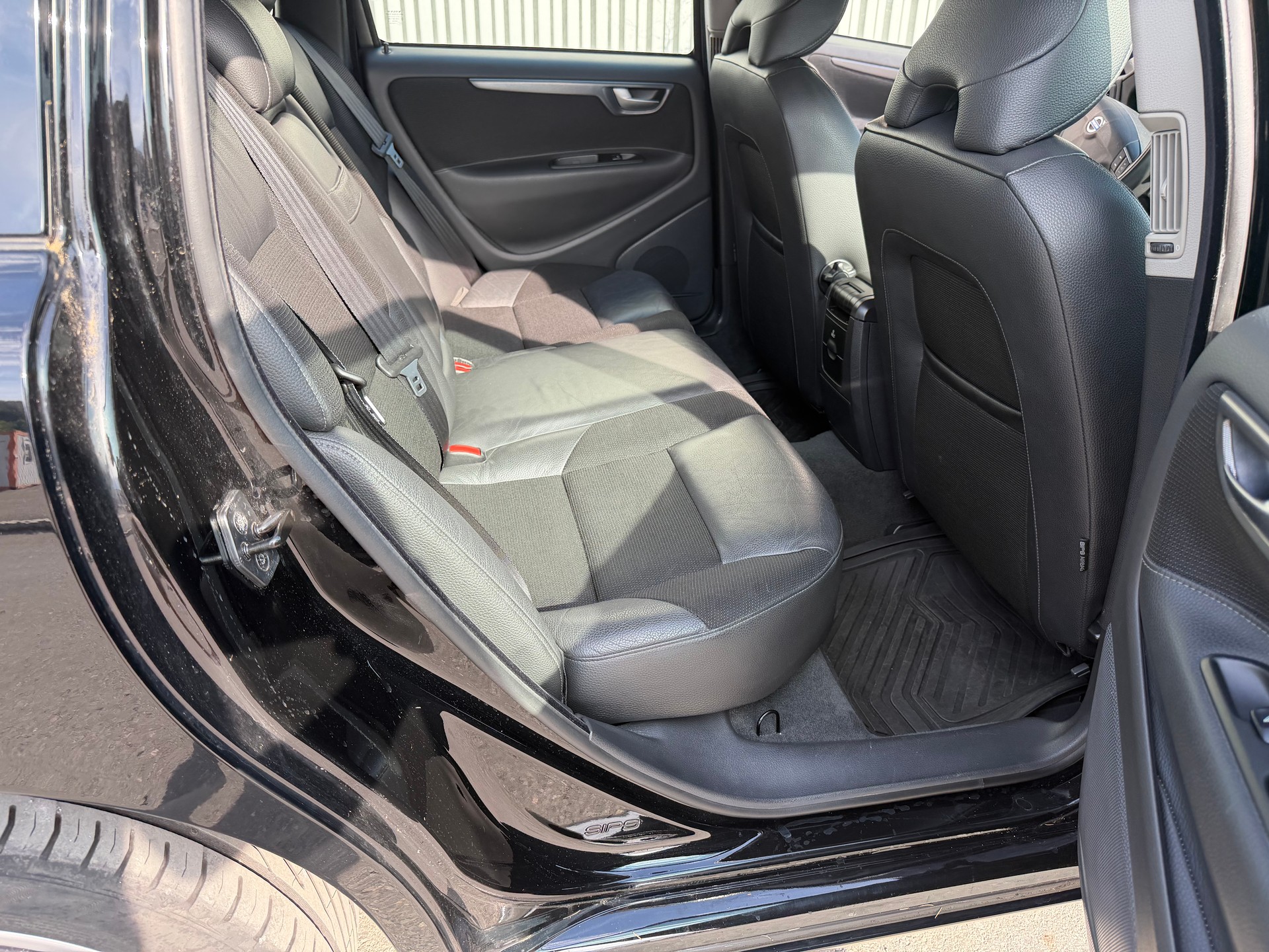 VOLVO V70 2.4D Momentum-image-38