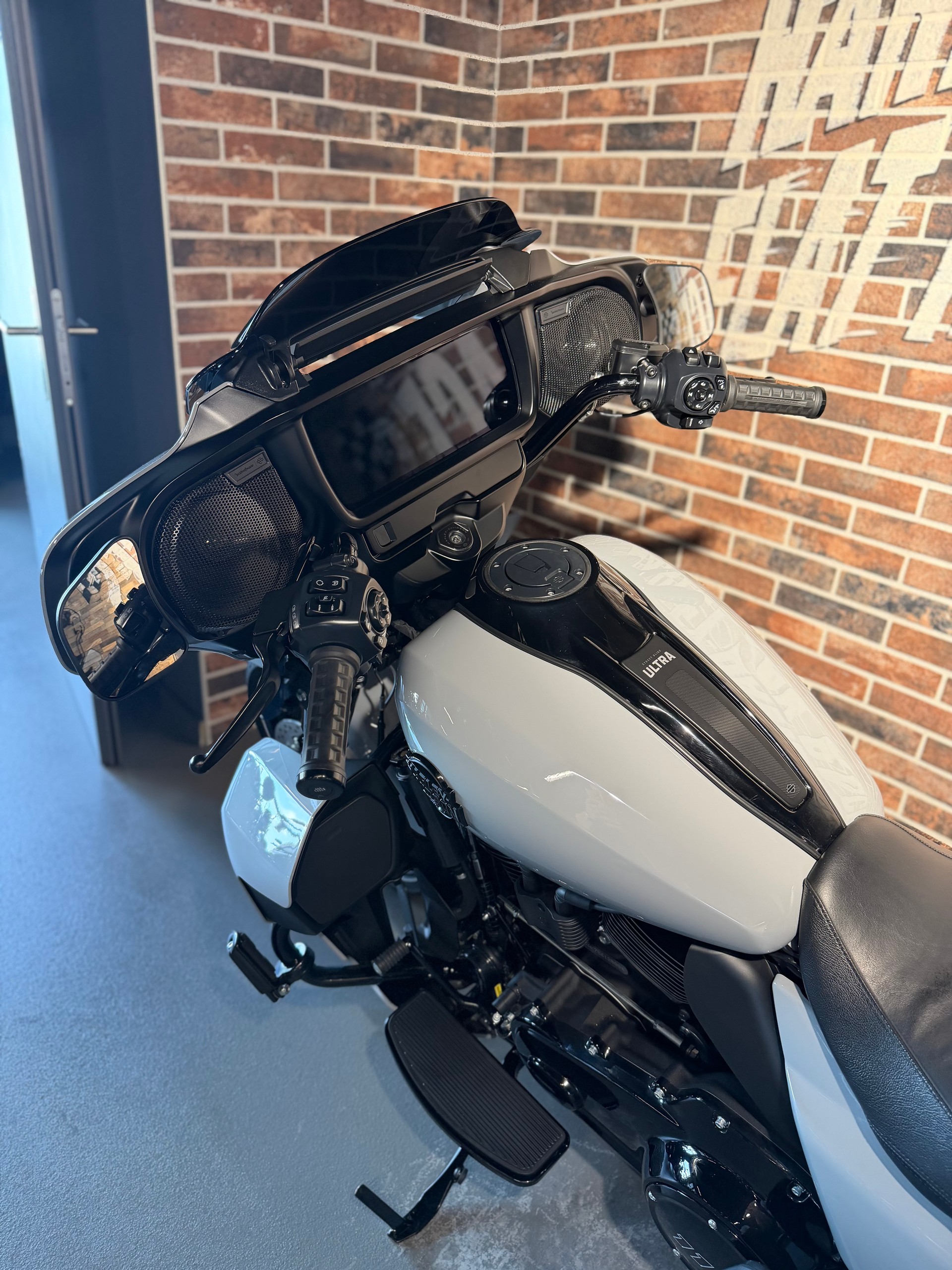 HARLEY-DAVIDSON FLHXU Street Glide Ultra 117-showroom-element-2
