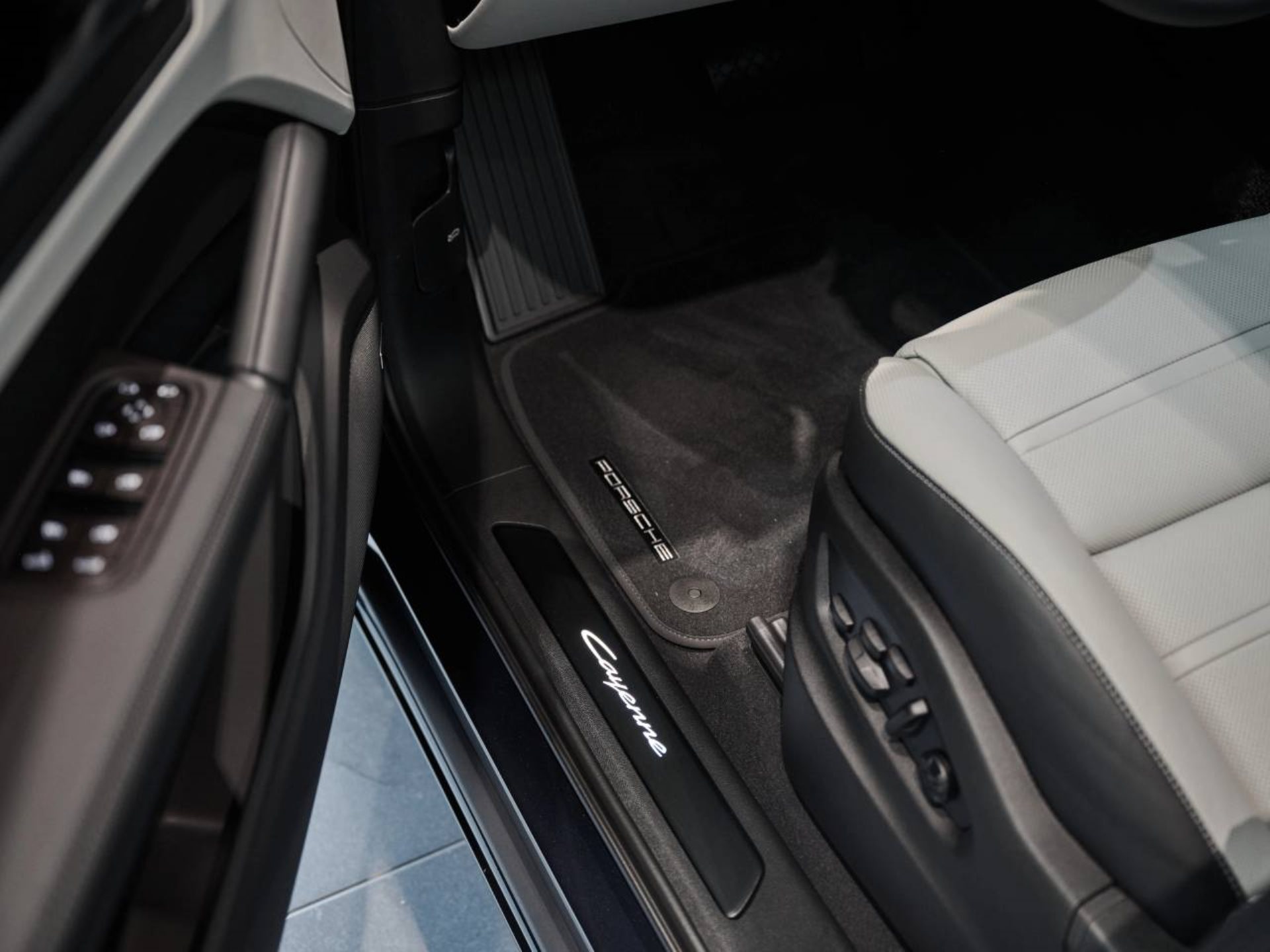 PORSCHE Cayenne Black Edition-image-19