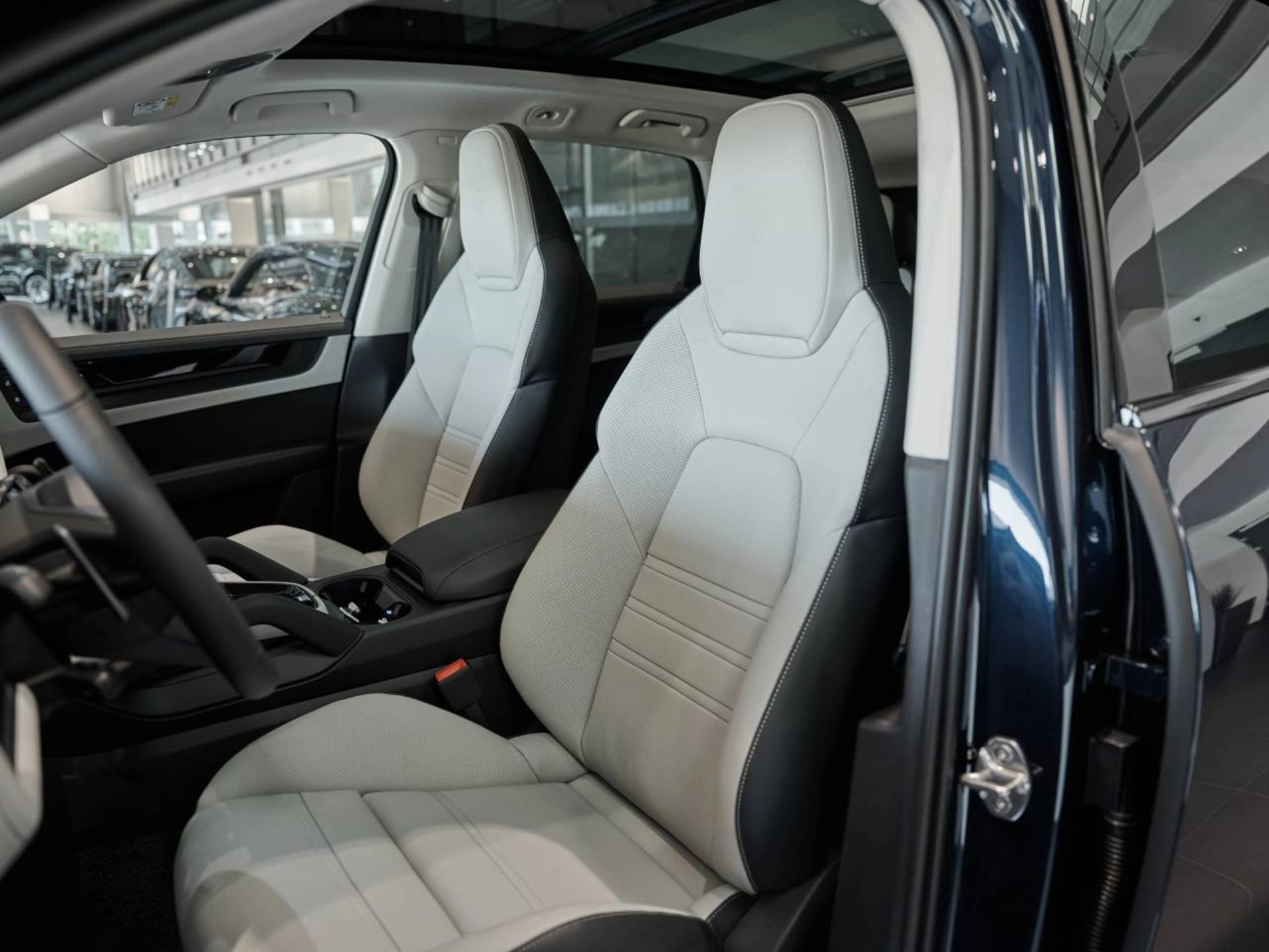 PORSCHE Cayenne Black Edition-image-4